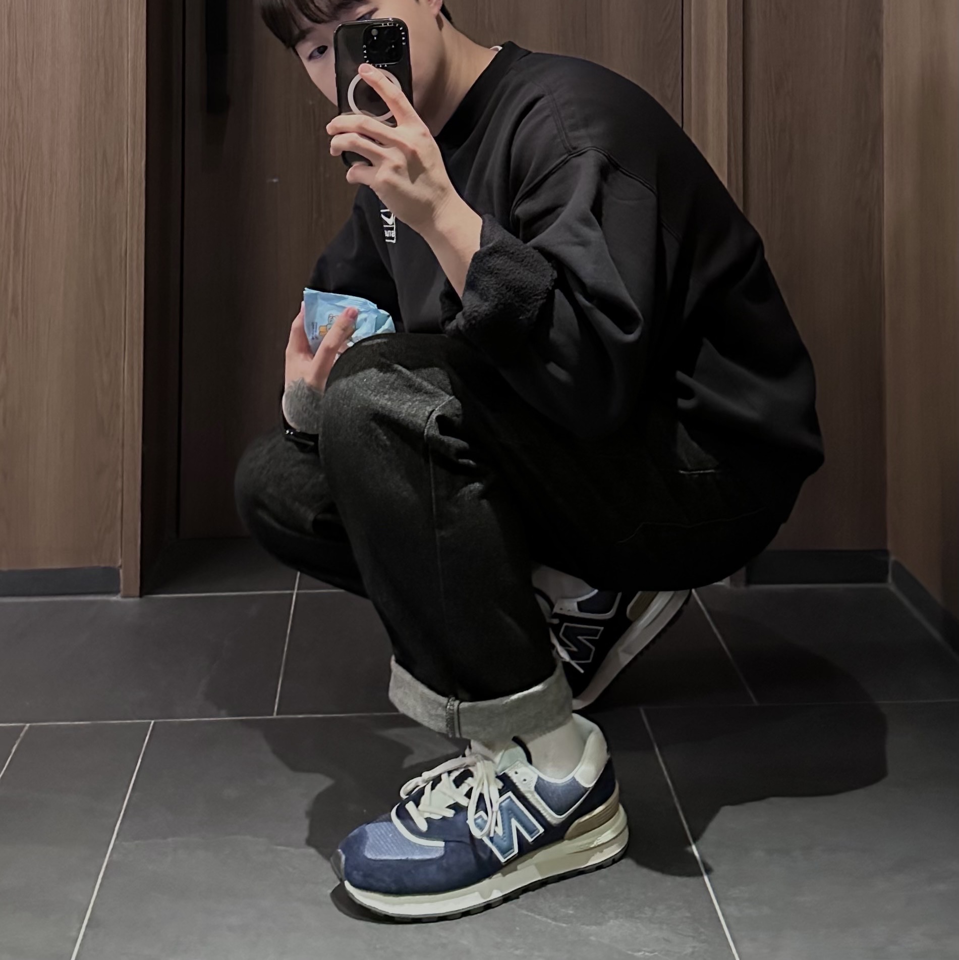 New Balance 574 Legacy Navy, Nike x Stussy NRG Washed Fleece Crewneck Black (DO5310-010) 착용 스타일