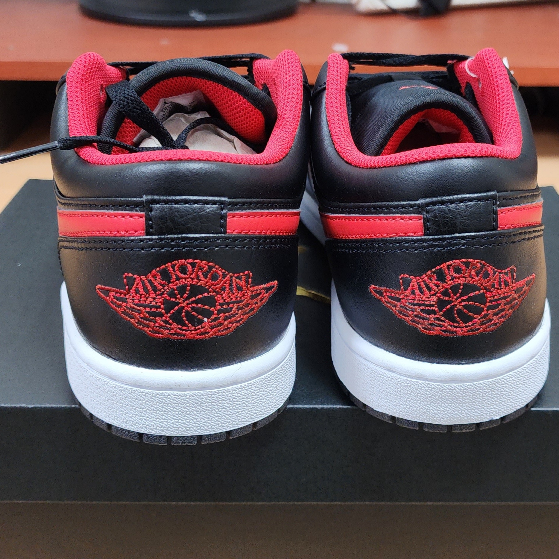 Jordan 1 Low Black Fire Red 착용 스타일 - 3