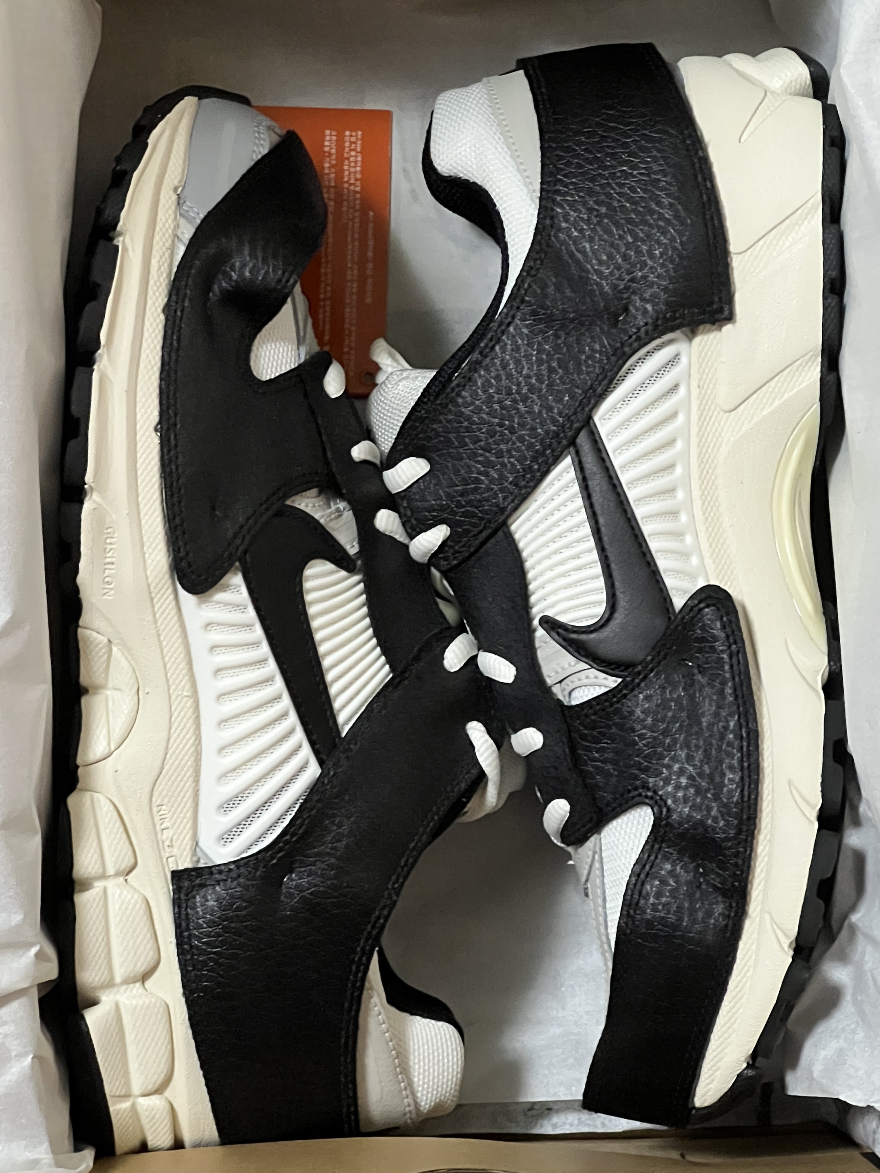 (W) Nike Zoom Vomero 5 Wolf Grey and Black 착용 스타일 - 5