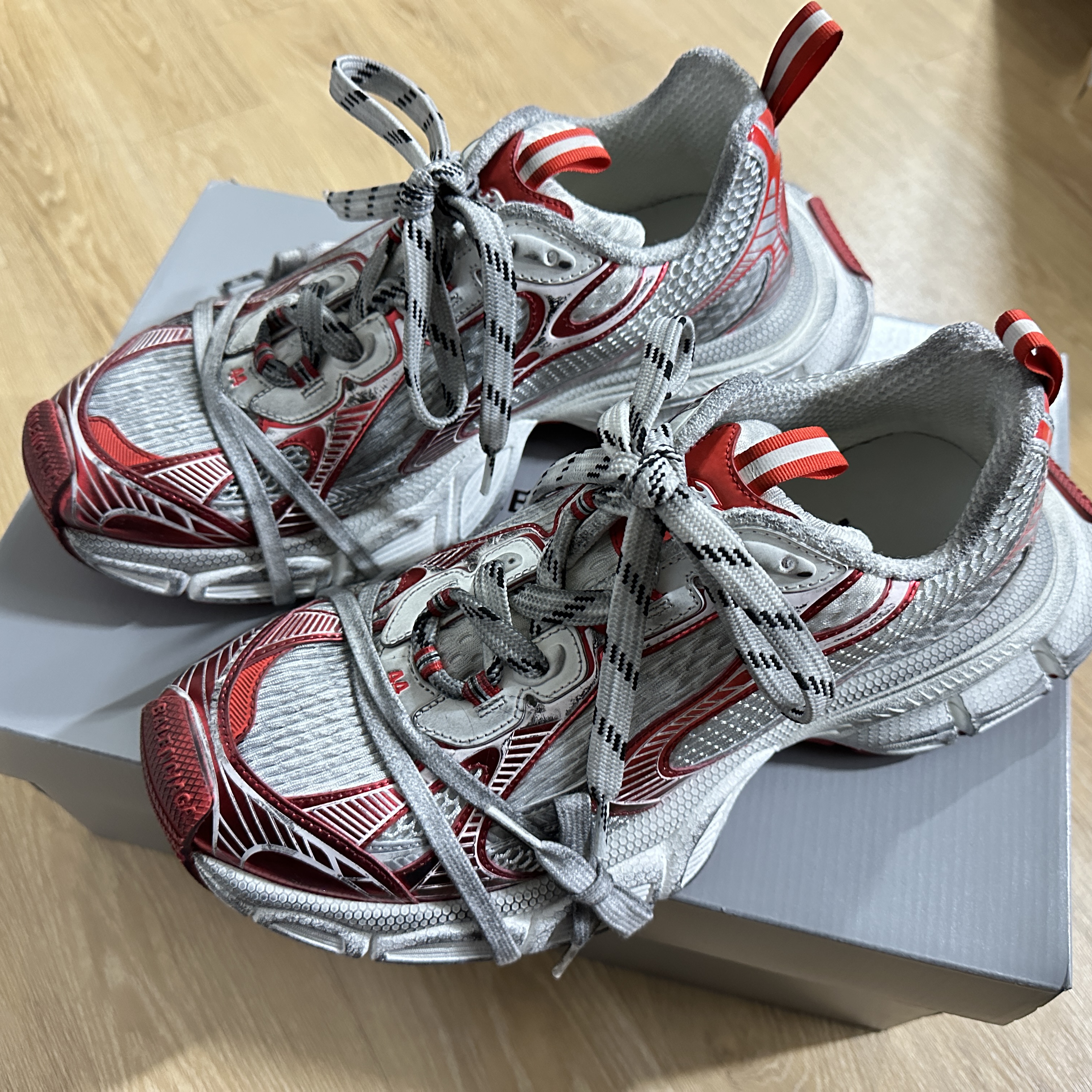 Balenciaga 3XL Sneakers White Red 착용 스타일 - 2