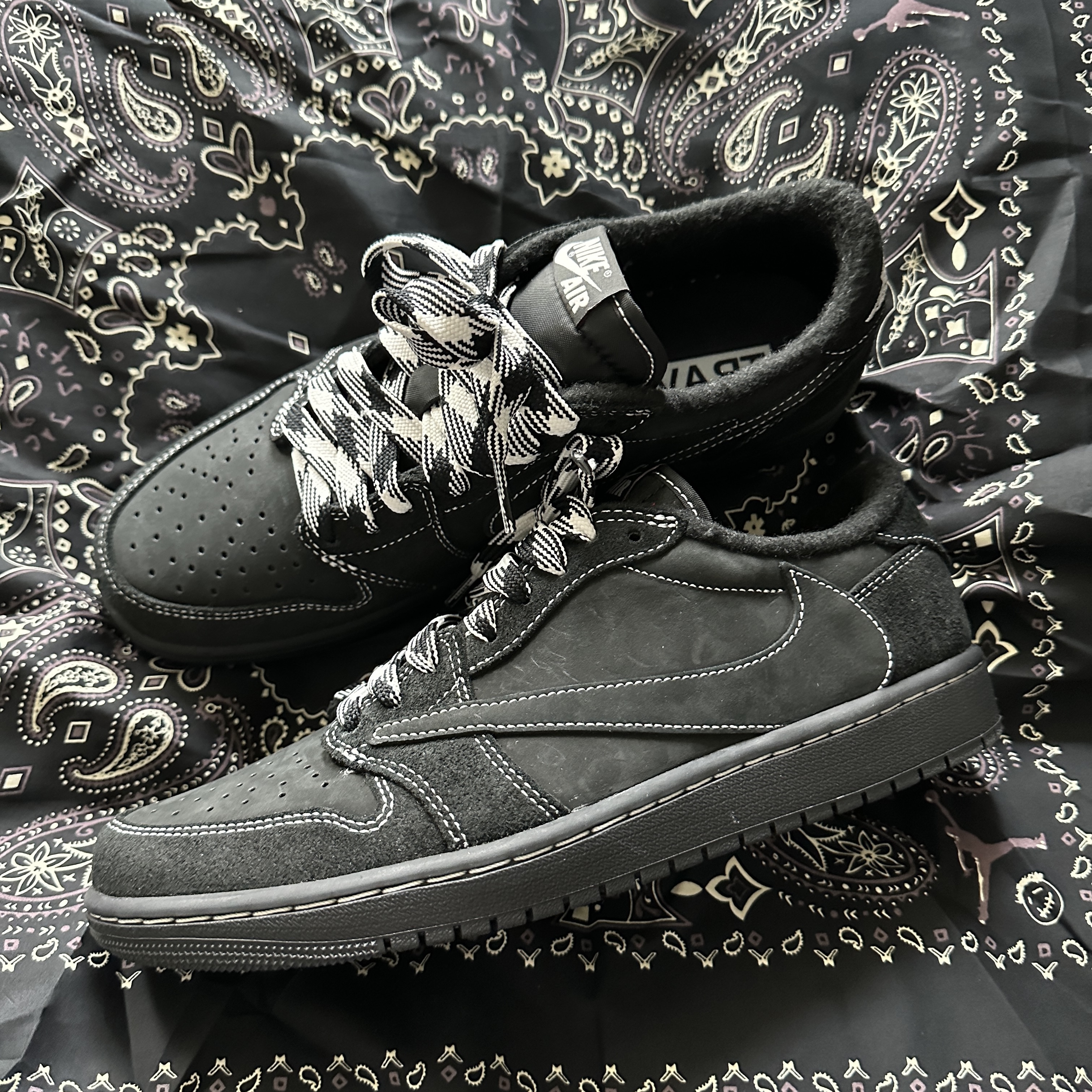 Jordan 1 x Travis Scott Retro Low OG SP Black Phantom 착용 스타일