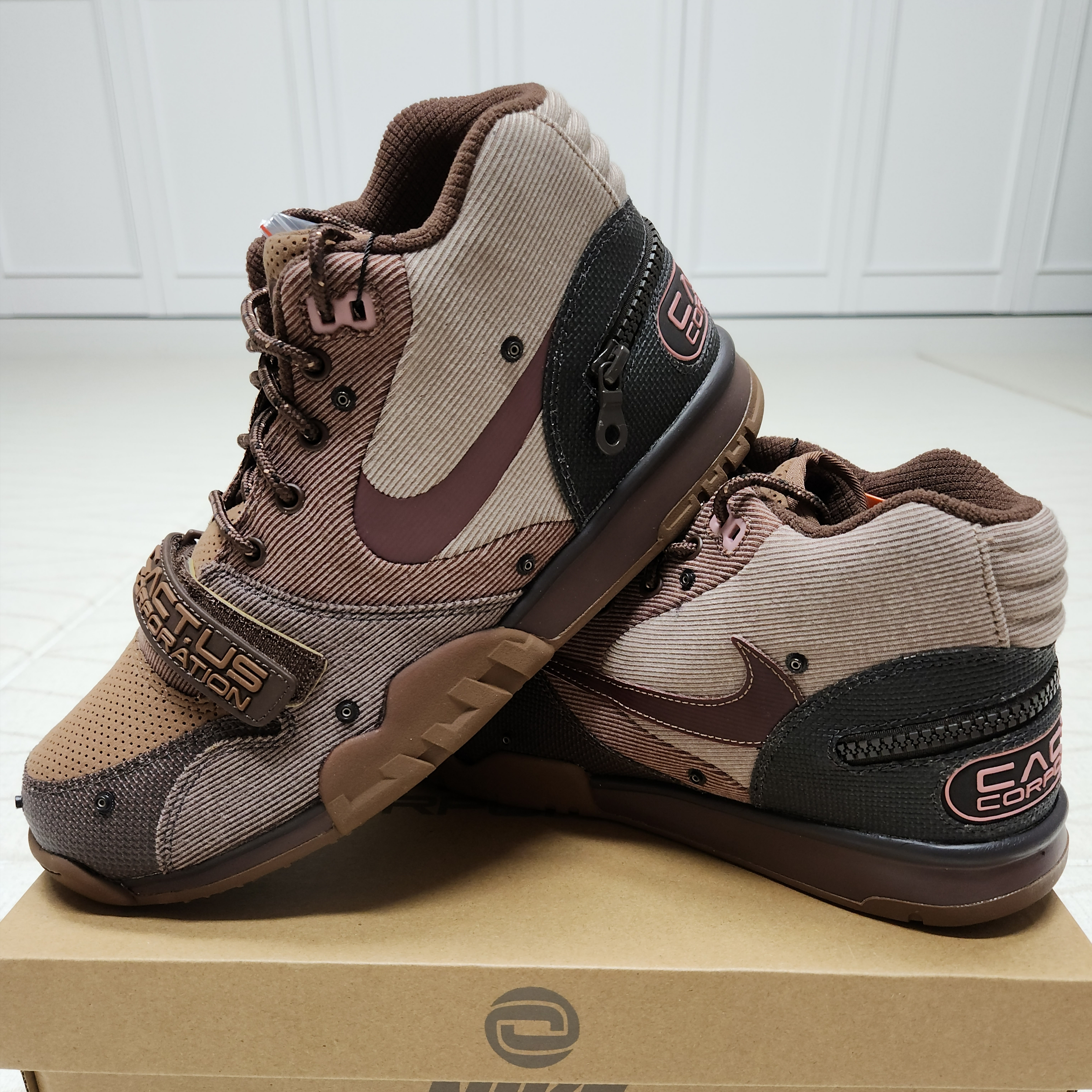 Nike x Travis Scott Air Trainer 1 Archaeo Brown and Rust Pink 착용 스타일 - 2