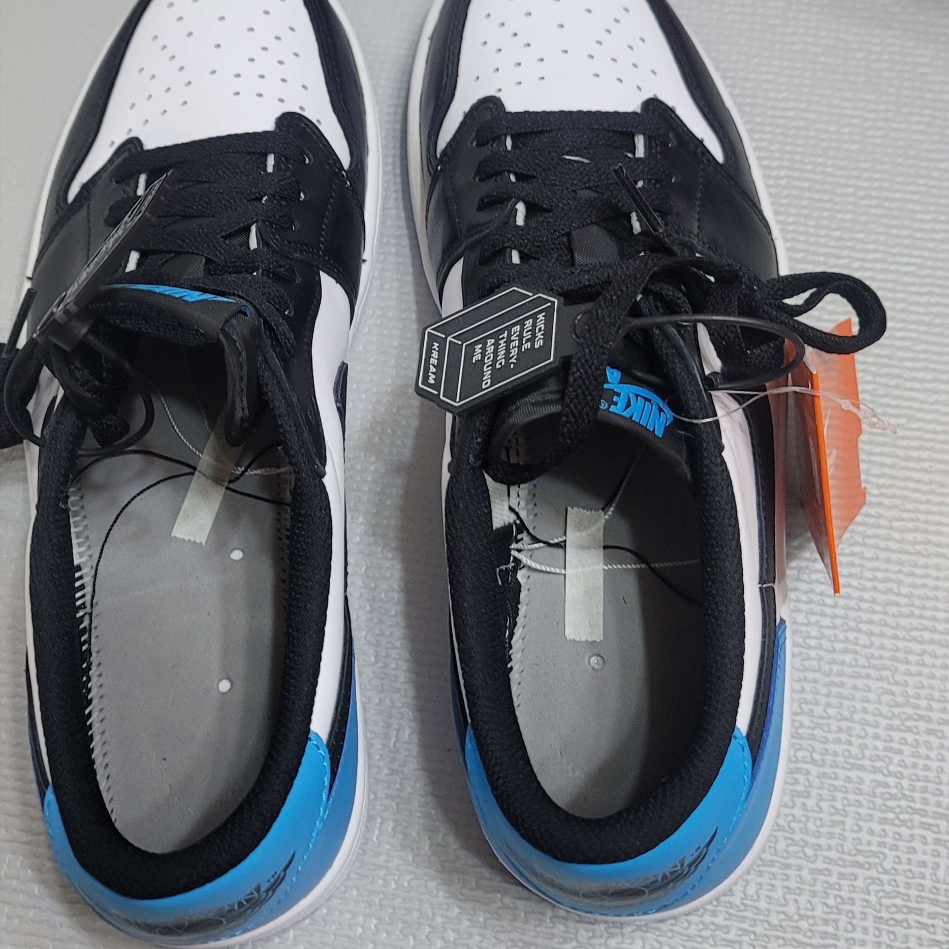 Jordan 1 Retro Low OG Black and Dark Powder Blue 착용 스타일 - 1