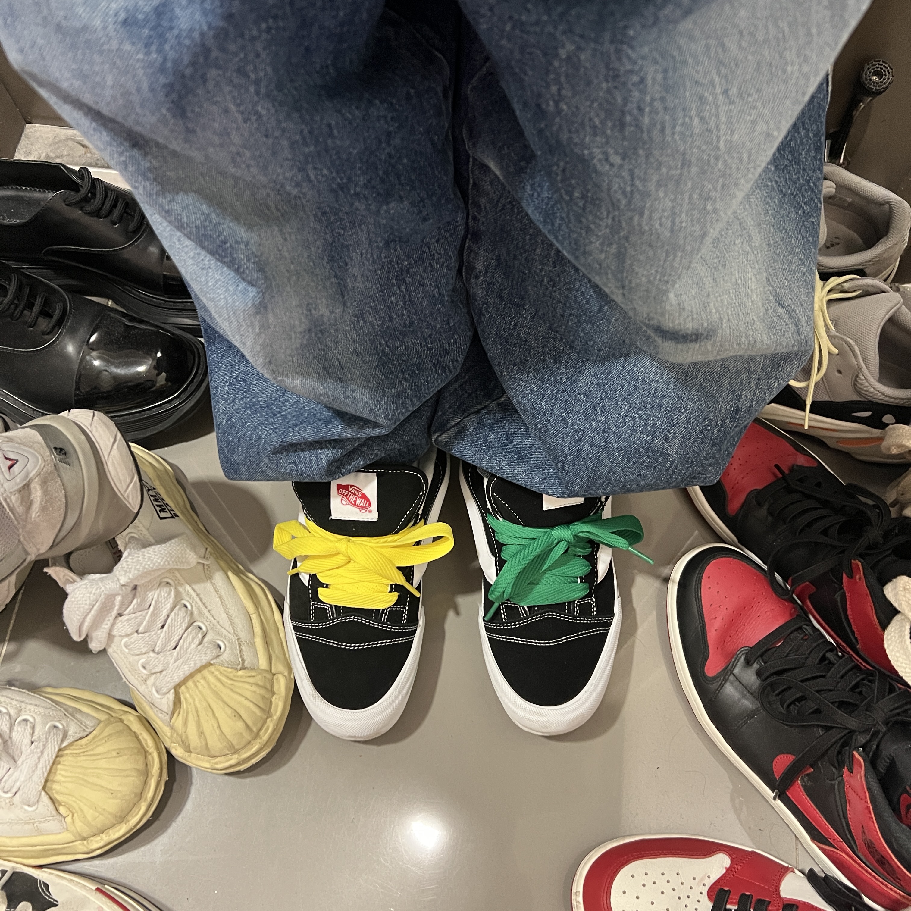 Vans Knu-Skool Black True White, Maison Mihara Yasuhiro Blakey VL OG Sole Canvas Low-top Sneakers White 착용 스타일 - 1