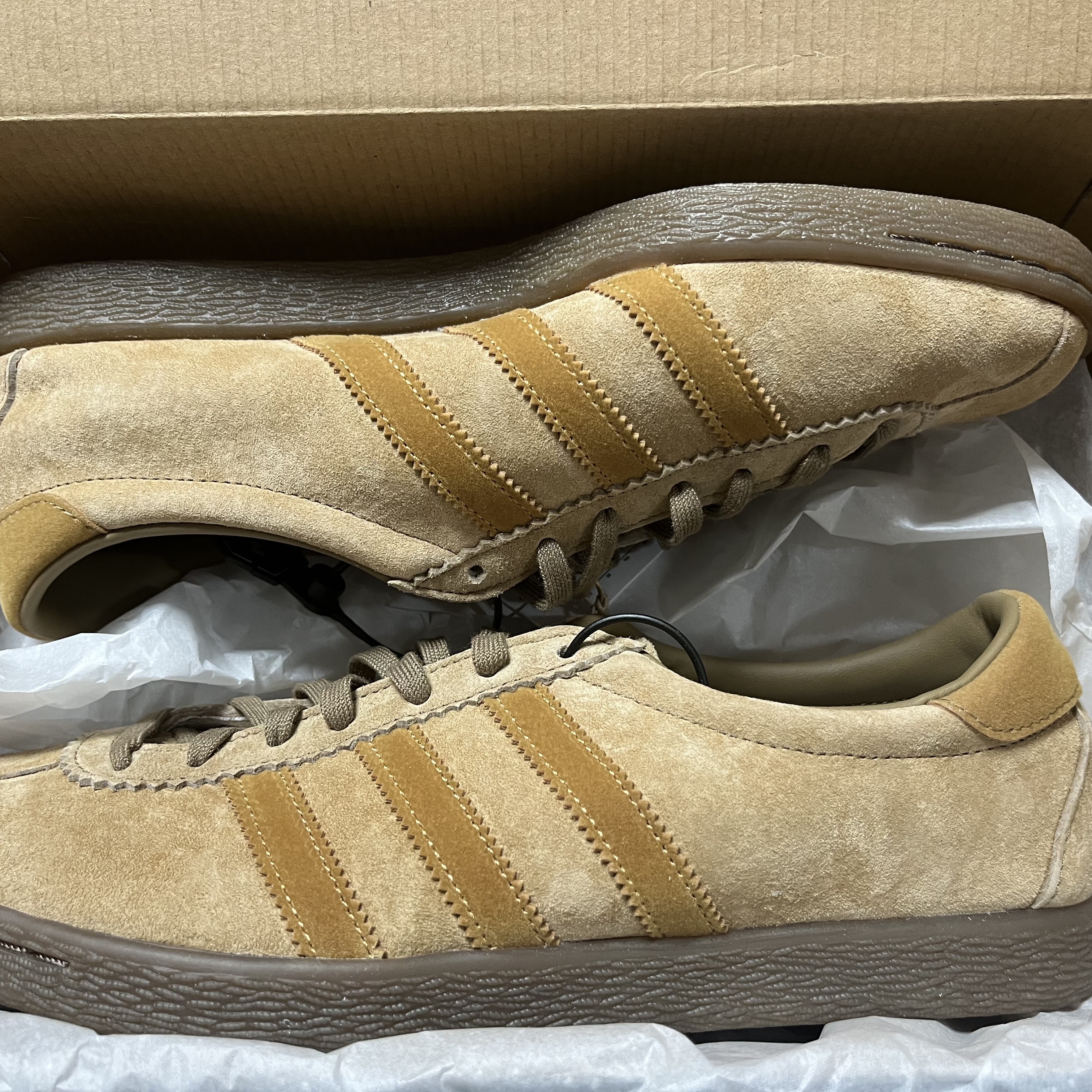 Adidas Tobacco Pantone Mesa 착용 스타일