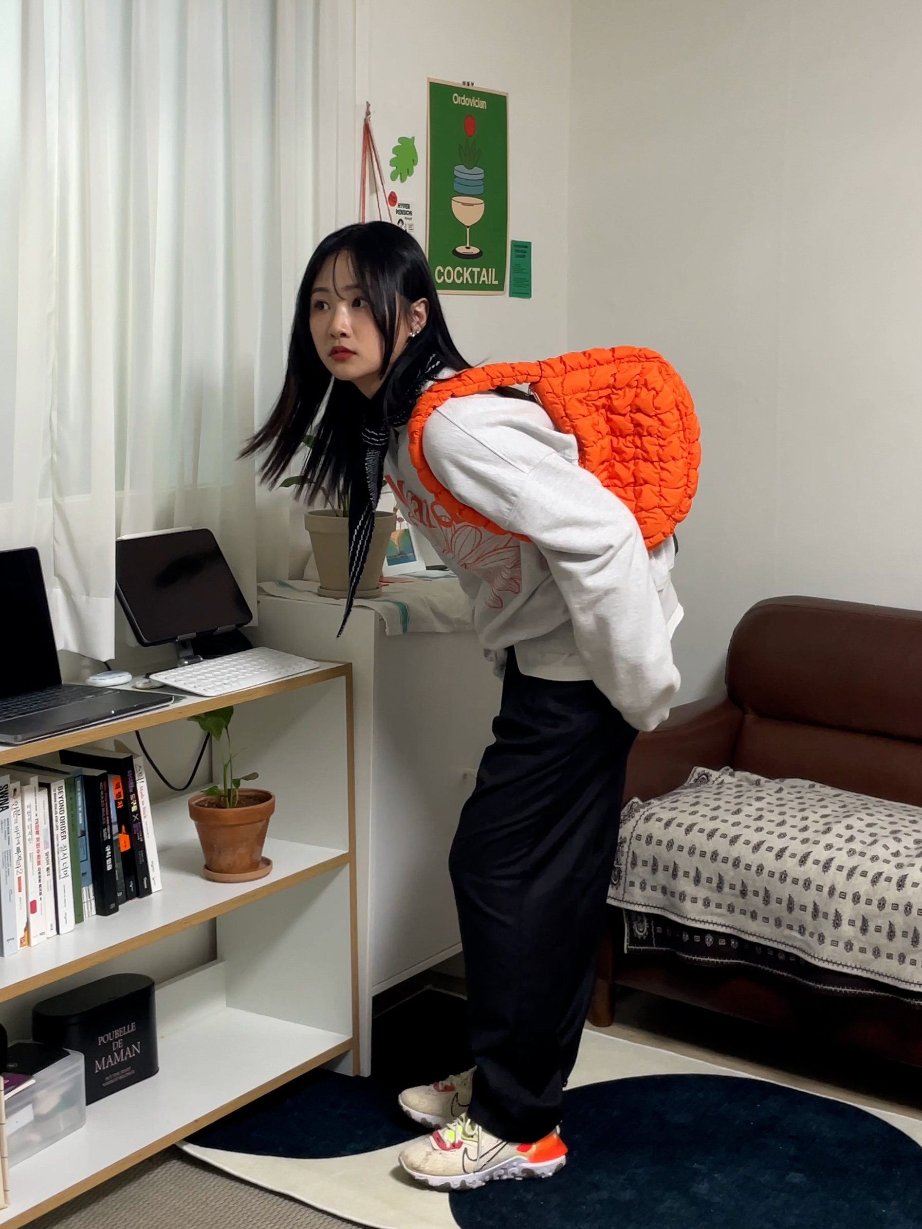 COS Quilted Mini Bag Light Blue, COS Quilted Mini Bag Bright Orange 착용 스타일 - 2