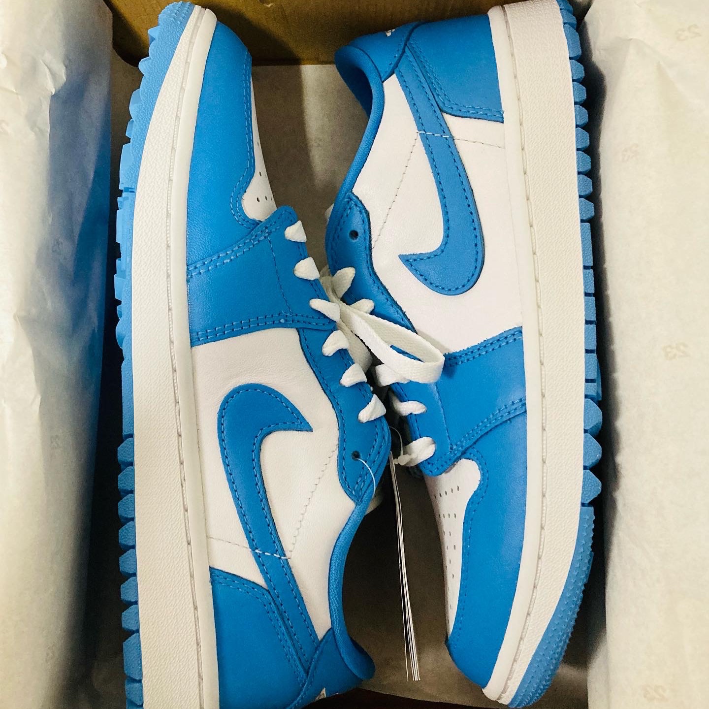 Jordan 1 Low Golf White and University Blue 착용 스타일 - 2