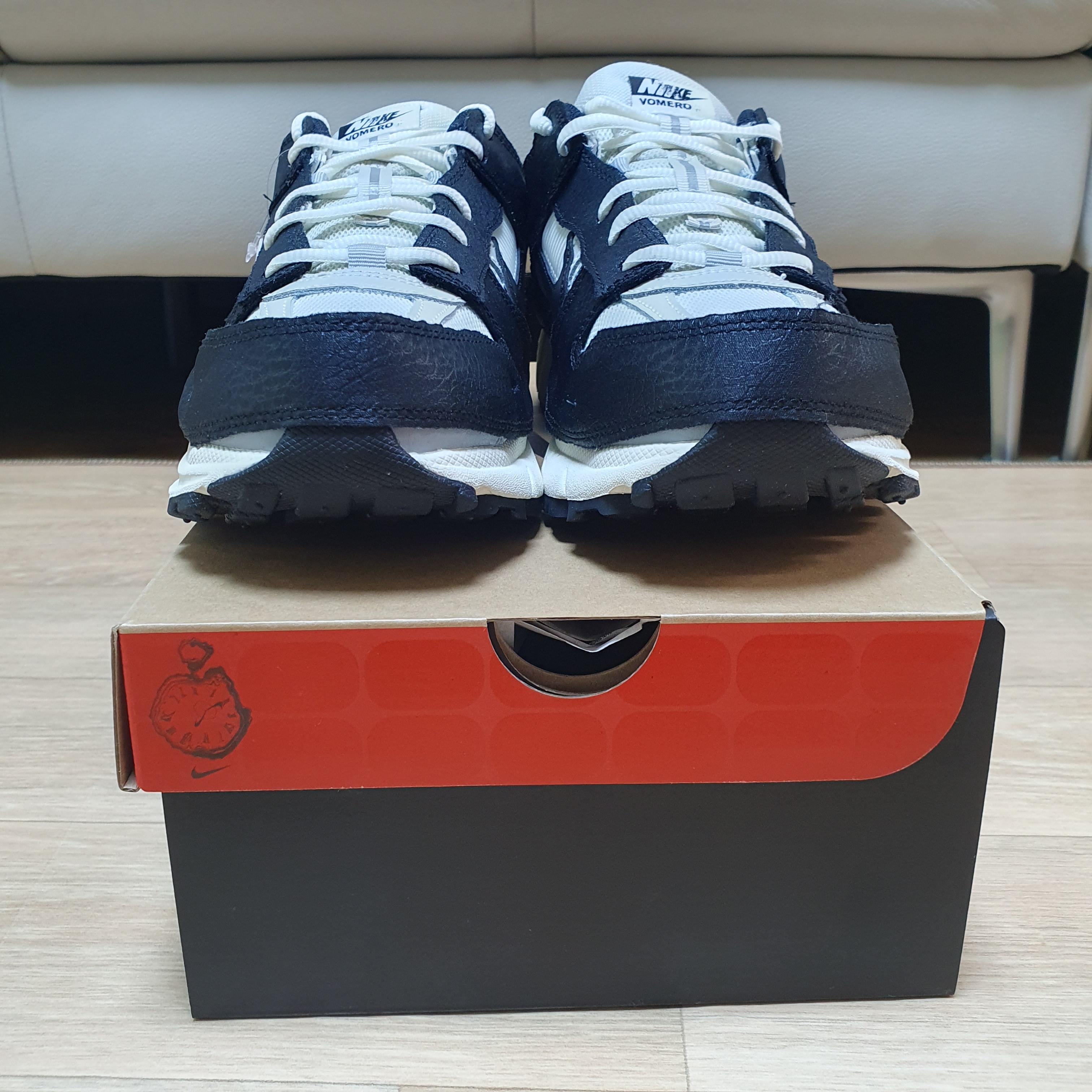 (W) Nike Zoom Vomero 5 Wolf Grey and Black 착용 스타일 - 4
