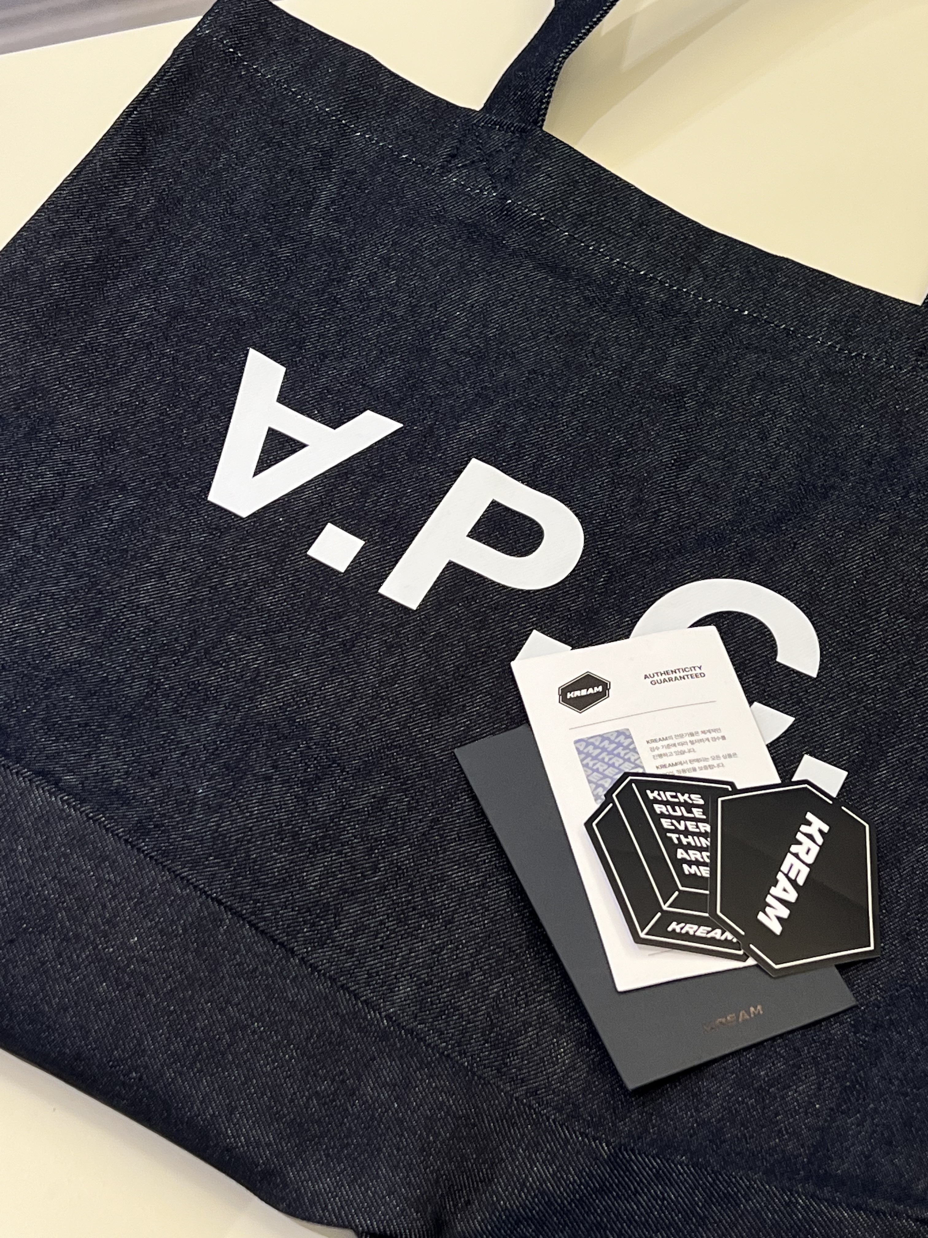 A.P.C. Daniela Shopping Bag Indigo 착용 스타일 - 5