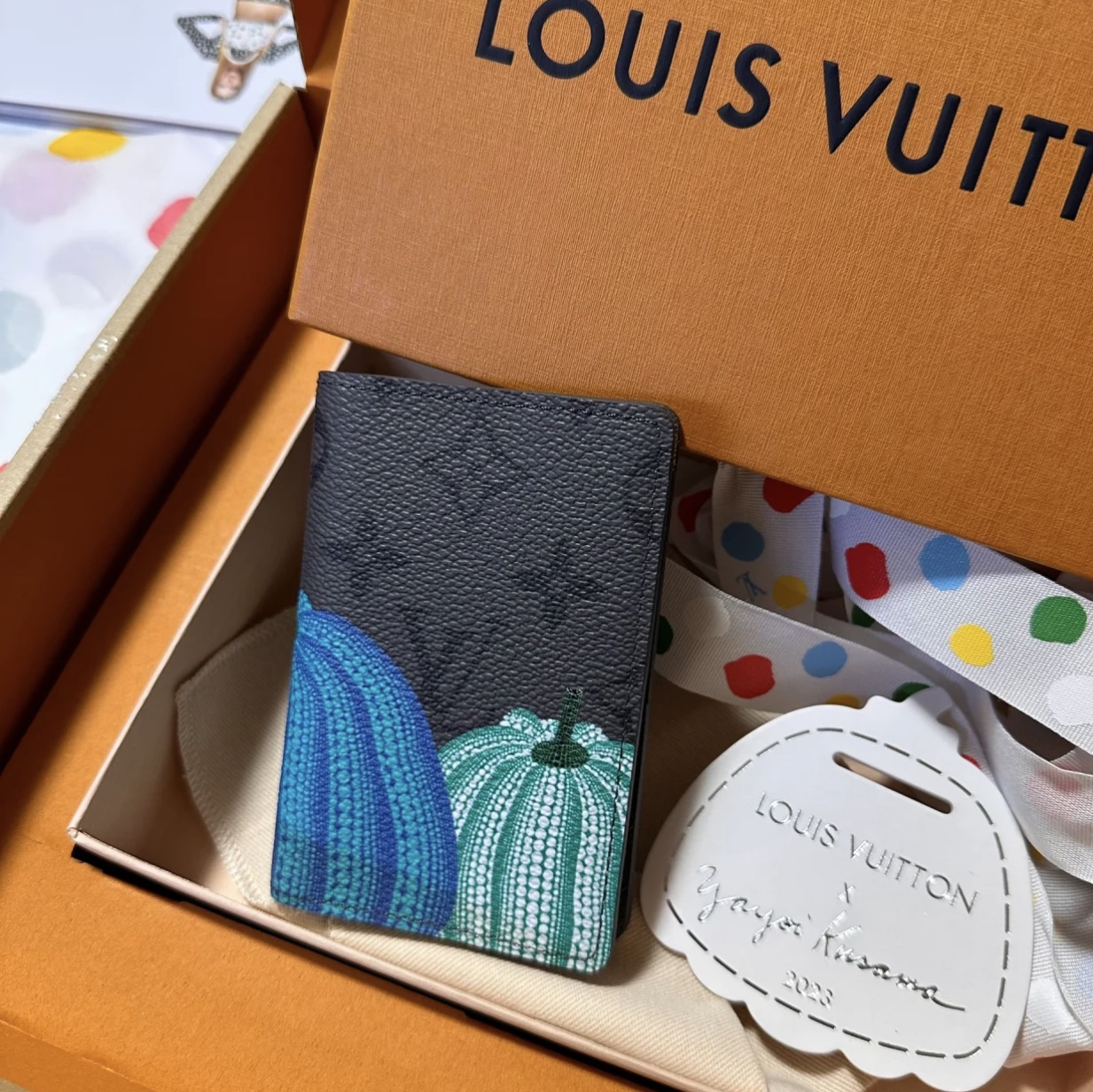 Louis Vuitton x YK Pocket Organizer Pumpkin Print Monogram Eclipse Reverse 착용 스타일