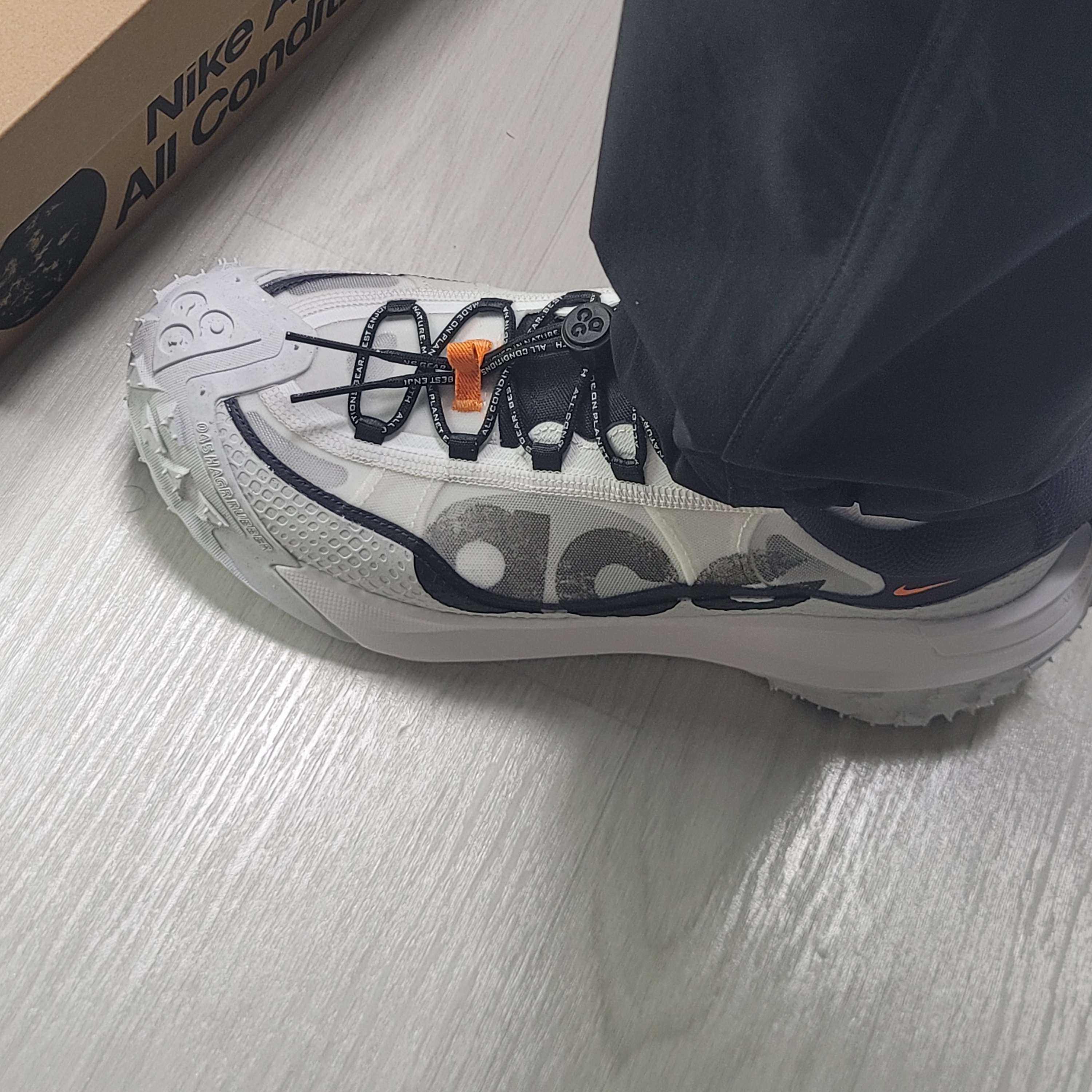 Nike ACG Mountain Fly 2 Low Summit White and Bright Mandarin 착용 스타일 - 4