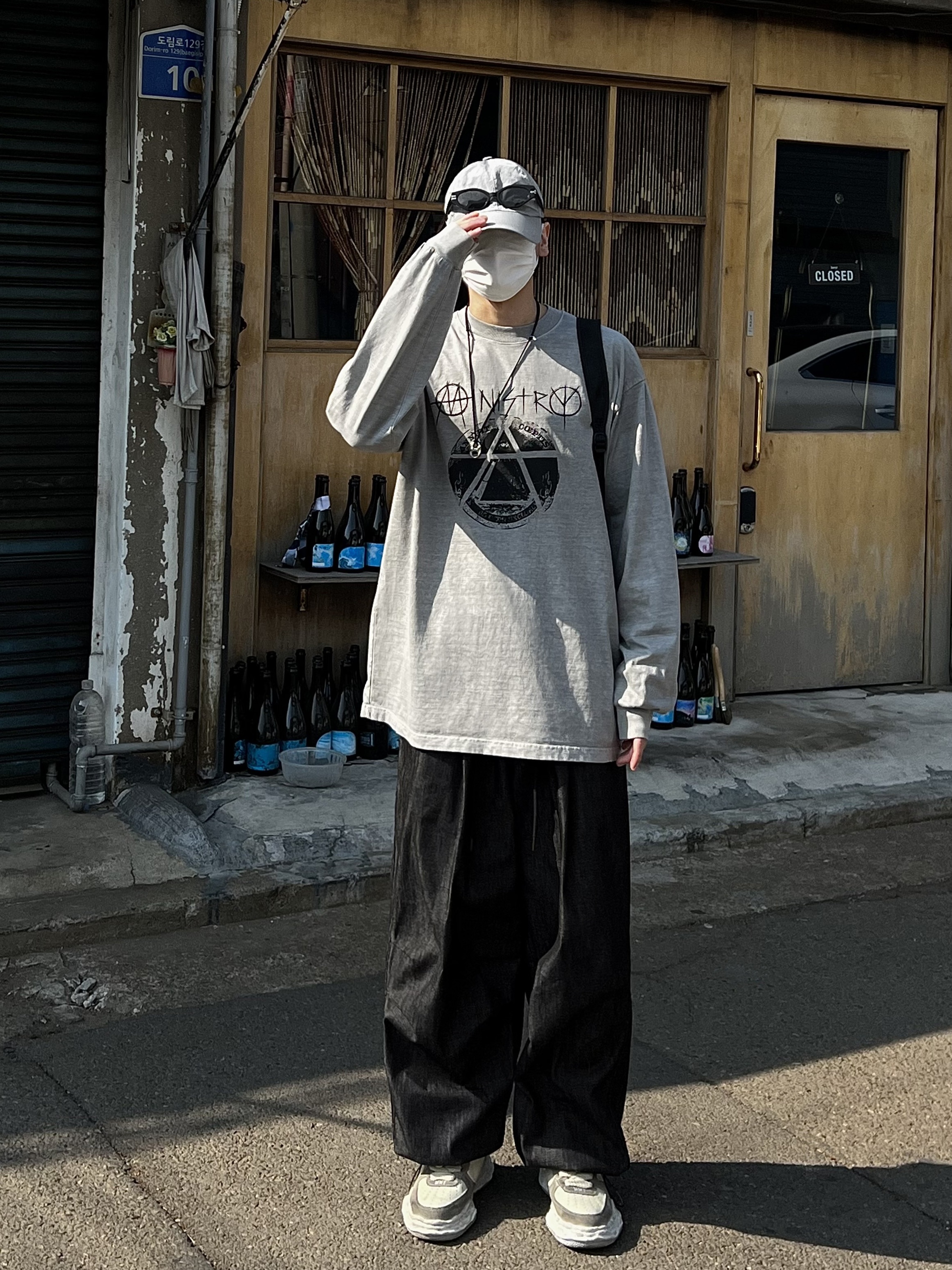 Maison Mihara Yasuhiro Wayne OG Sole Distressed Leather Low-top Sneaker White, Arc'teryx Heliad 15 Backpack Black 착용 스타일 - 4