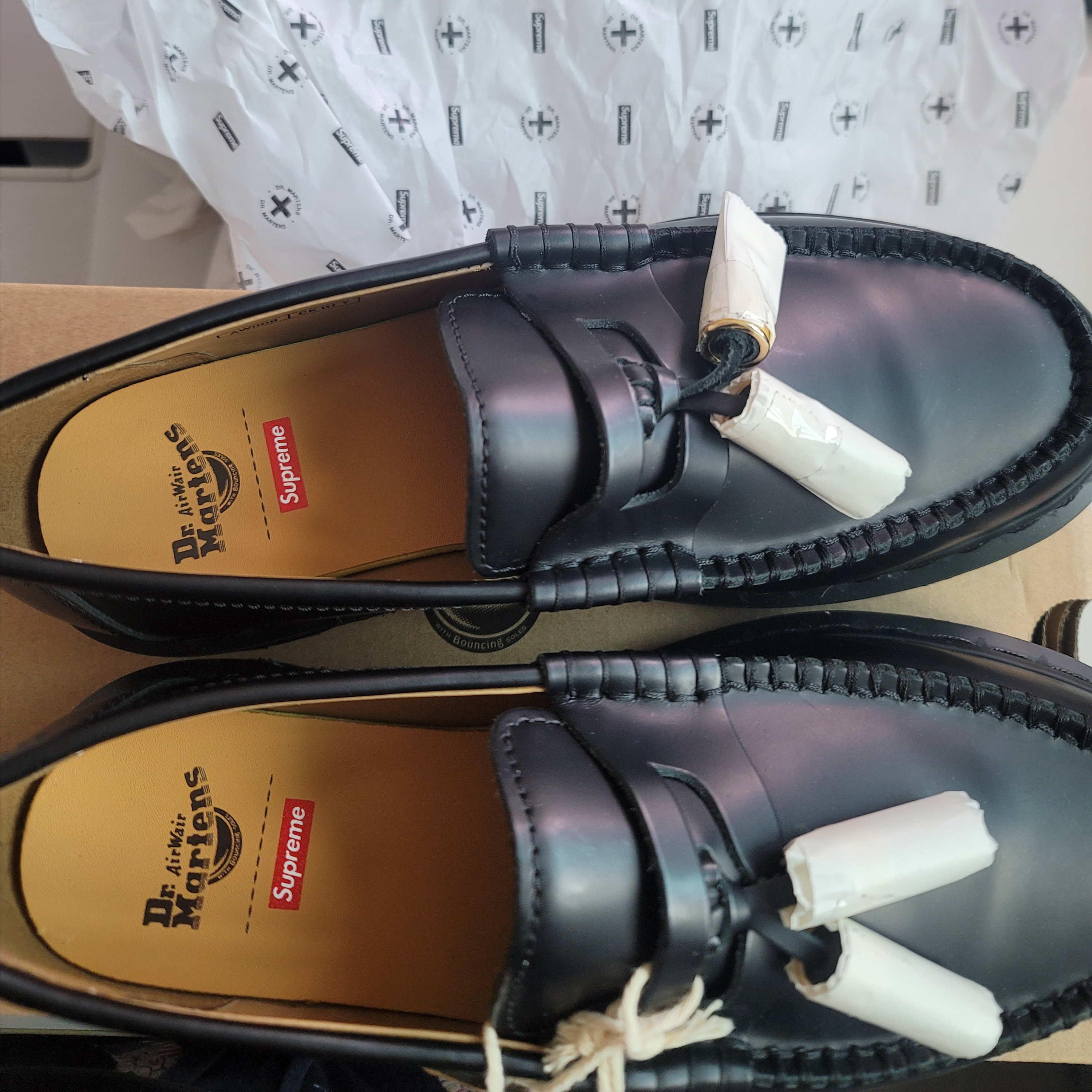 Dr. Martens x Supreme Penton Tassel Loafer Black 착용 스타일 - 4