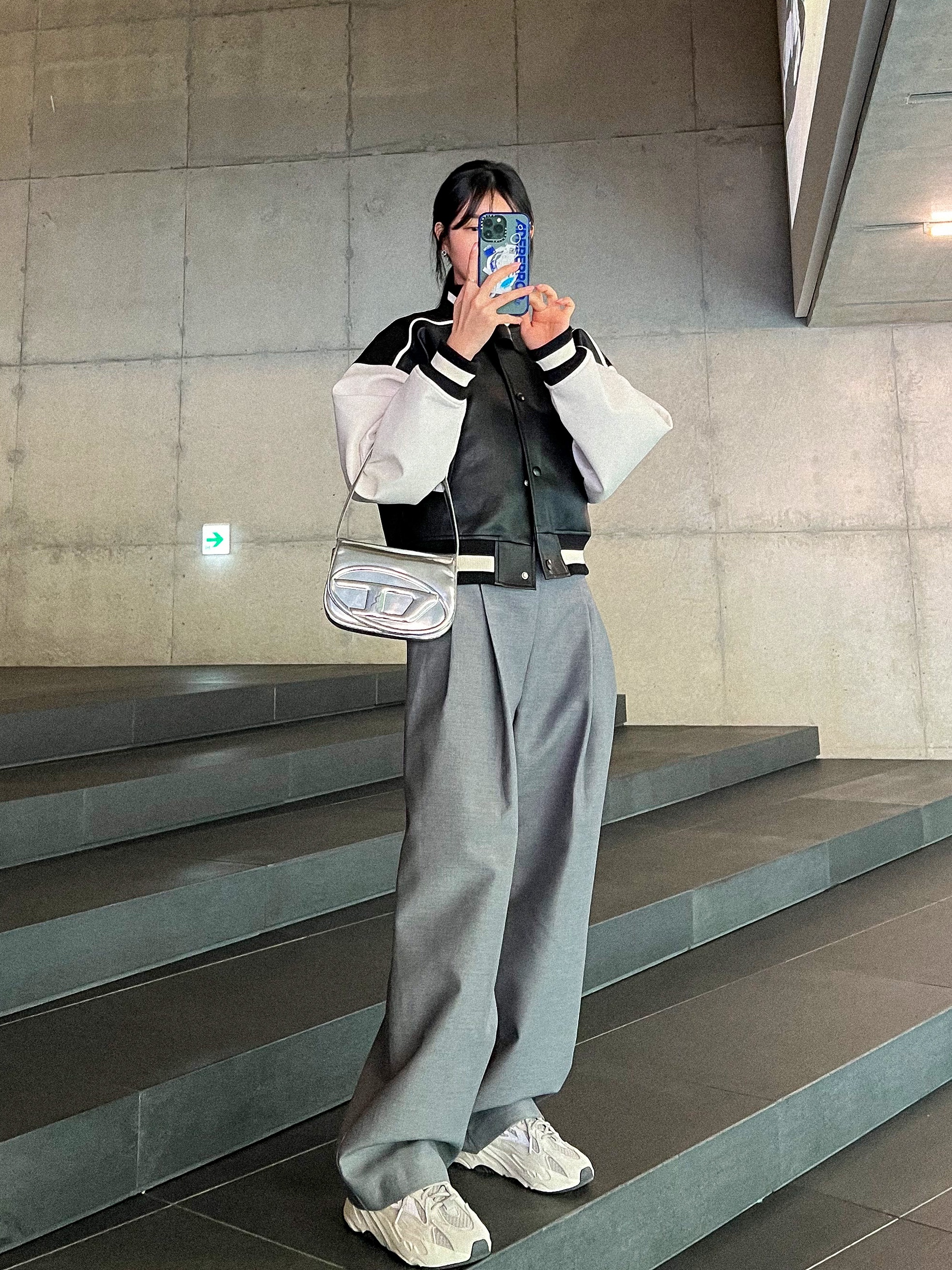 Diesel 1DR Shoulder Bag in Mirrored Leather Silver, Adidas Yeezy Boost 700 V2 Static 2022 착용 스타일 - 1