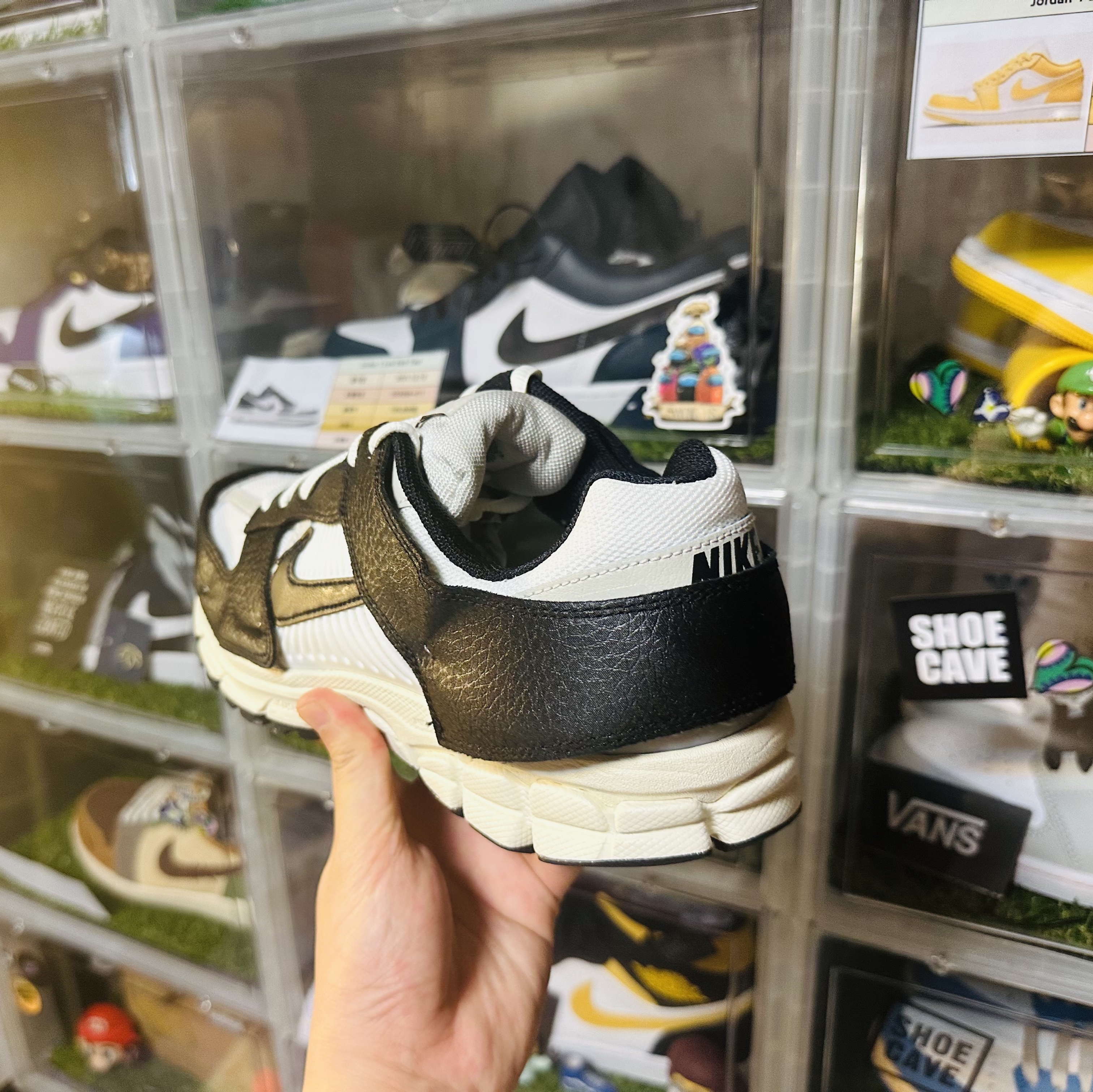 (W) Nike Zoom Vomero 5 Wolf Grey and Black 착용 스타일 - 2