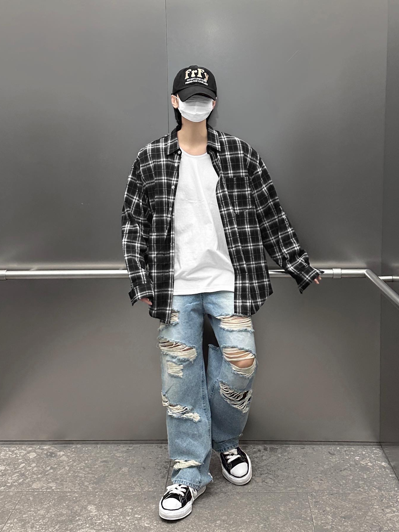 Maison Mihara Yasuhiro Peterson OG Sole Canvas Low Sneakers Black 착용 스타일 - 1
