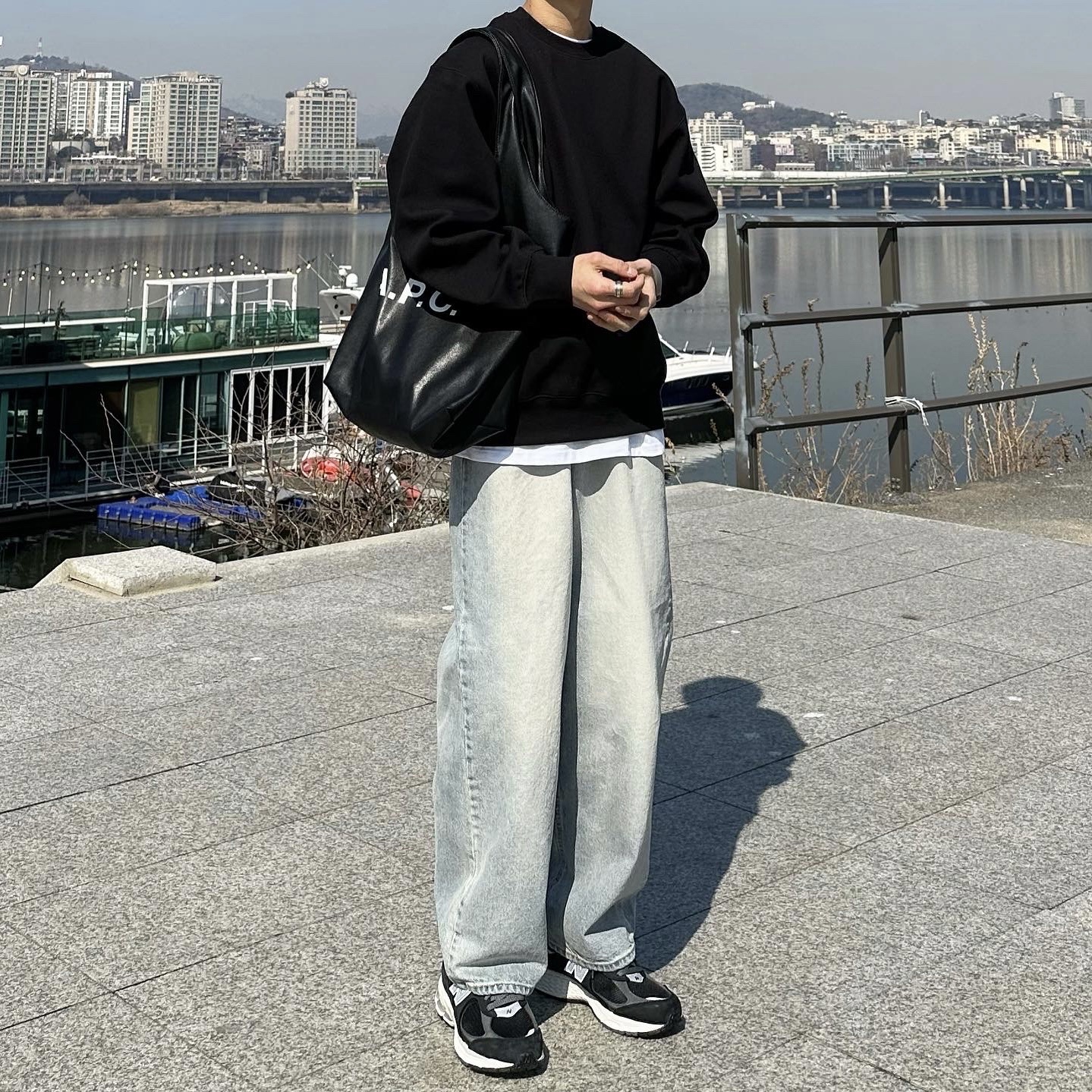 New Balance 2002R Premium Vintage Black 착용 스타일 - 1