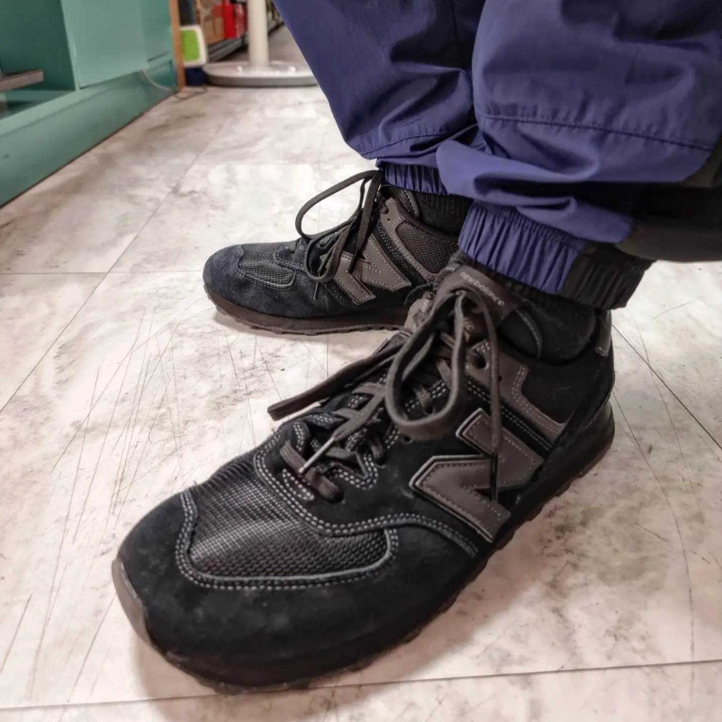 New Balance 574 Triple Black - D Standard 착용 스타일 - 2