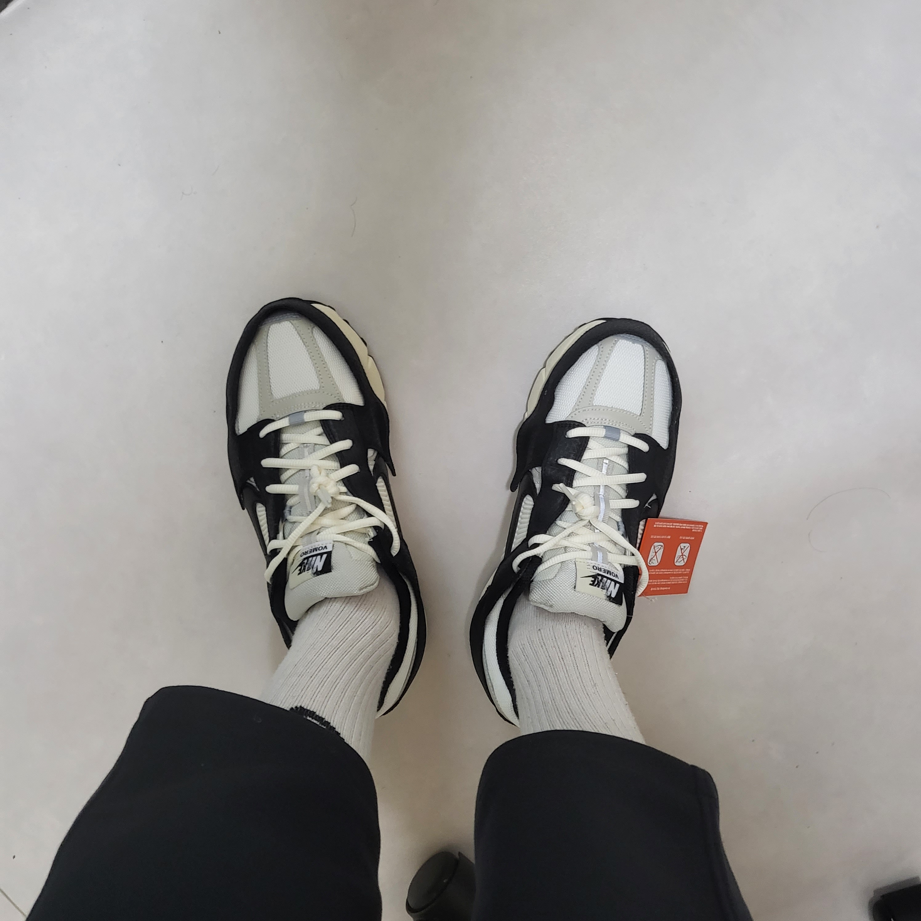 (W) Nike Zoom Vomero 5 Wolf Grey and Black 착용 스타일