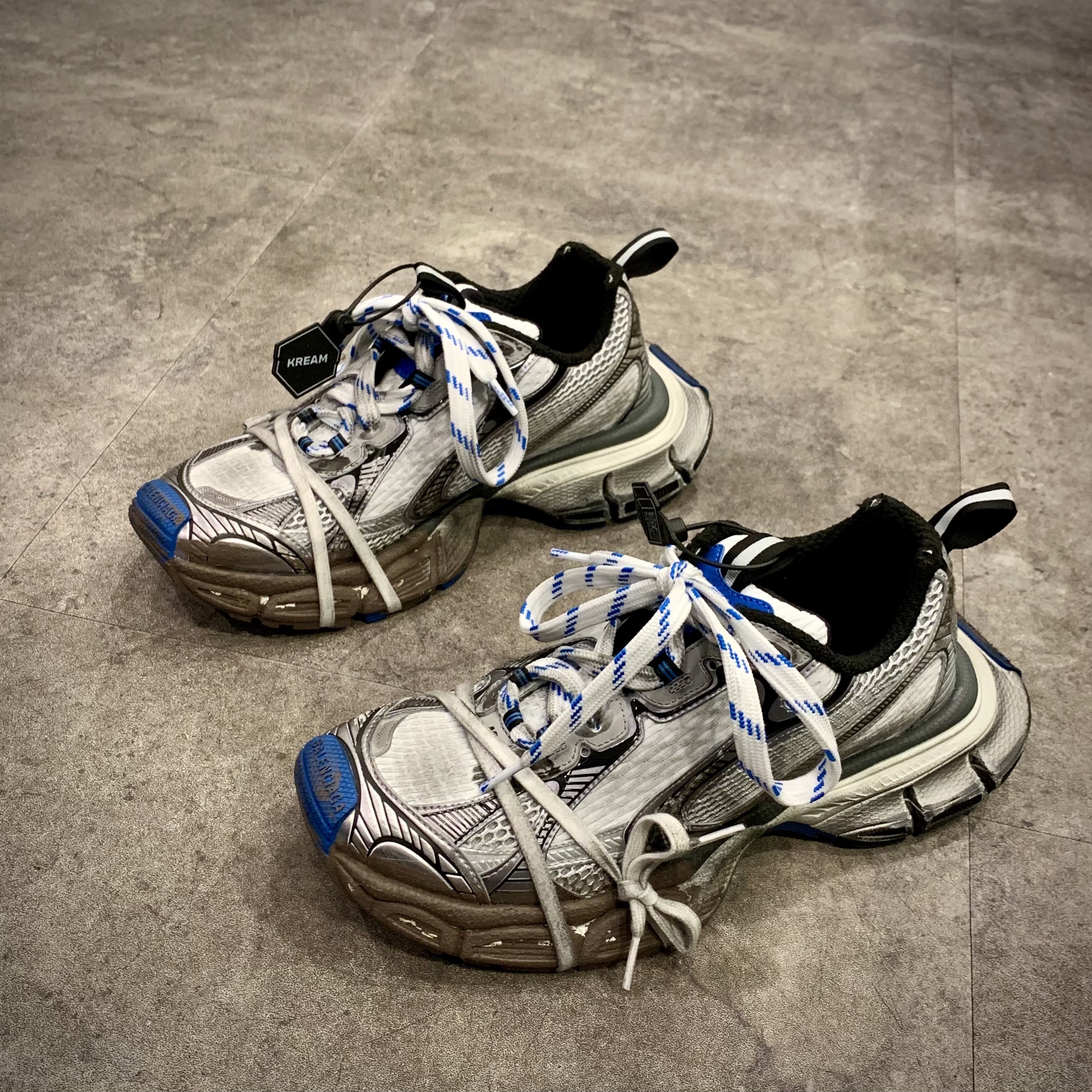 Balenciaga 3XL Sneakers Worn Out Grey White Blue 착용 스타일 - 4
