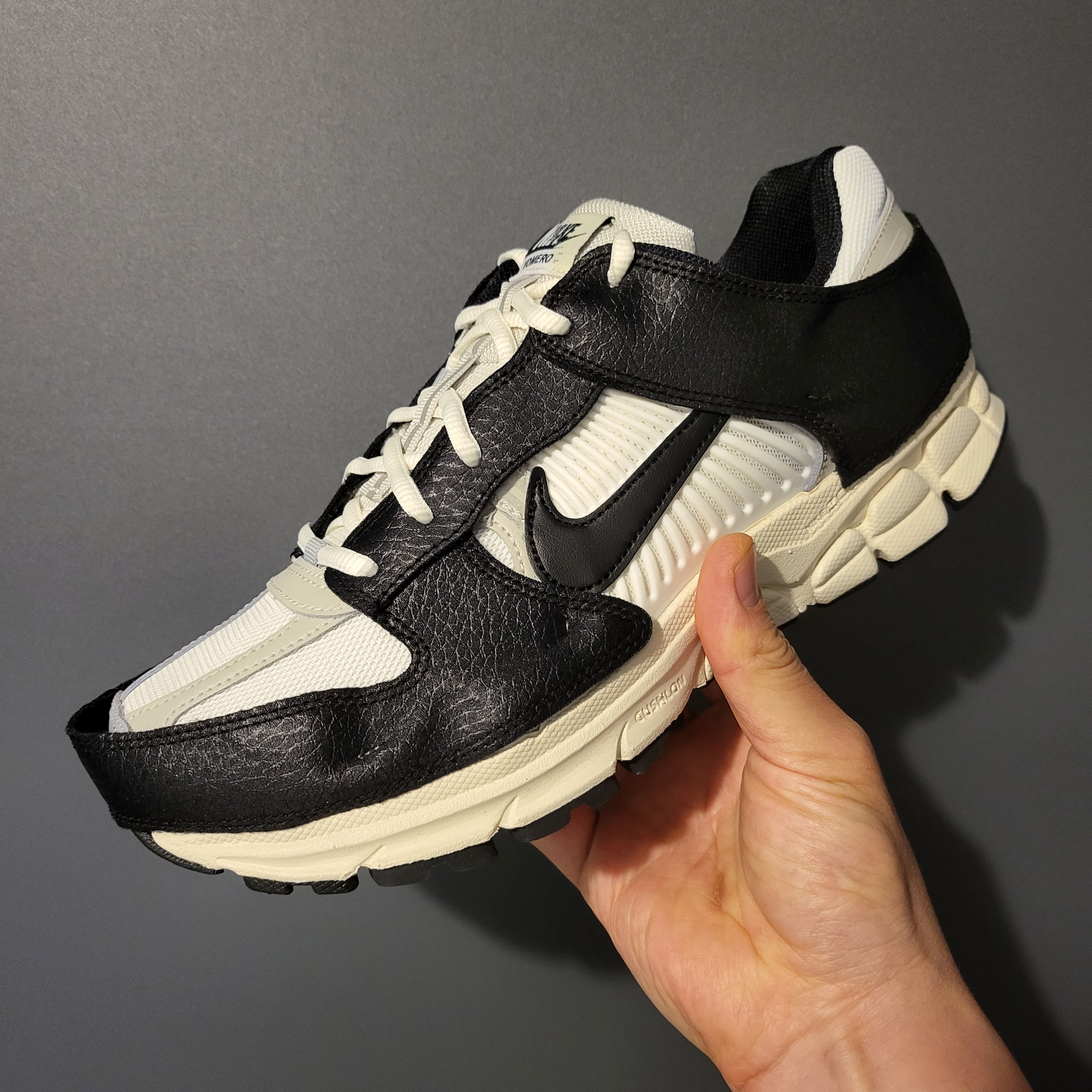 (W) Nike Zoom Vomero 5 Wolf Grey and Black 착용 스타일