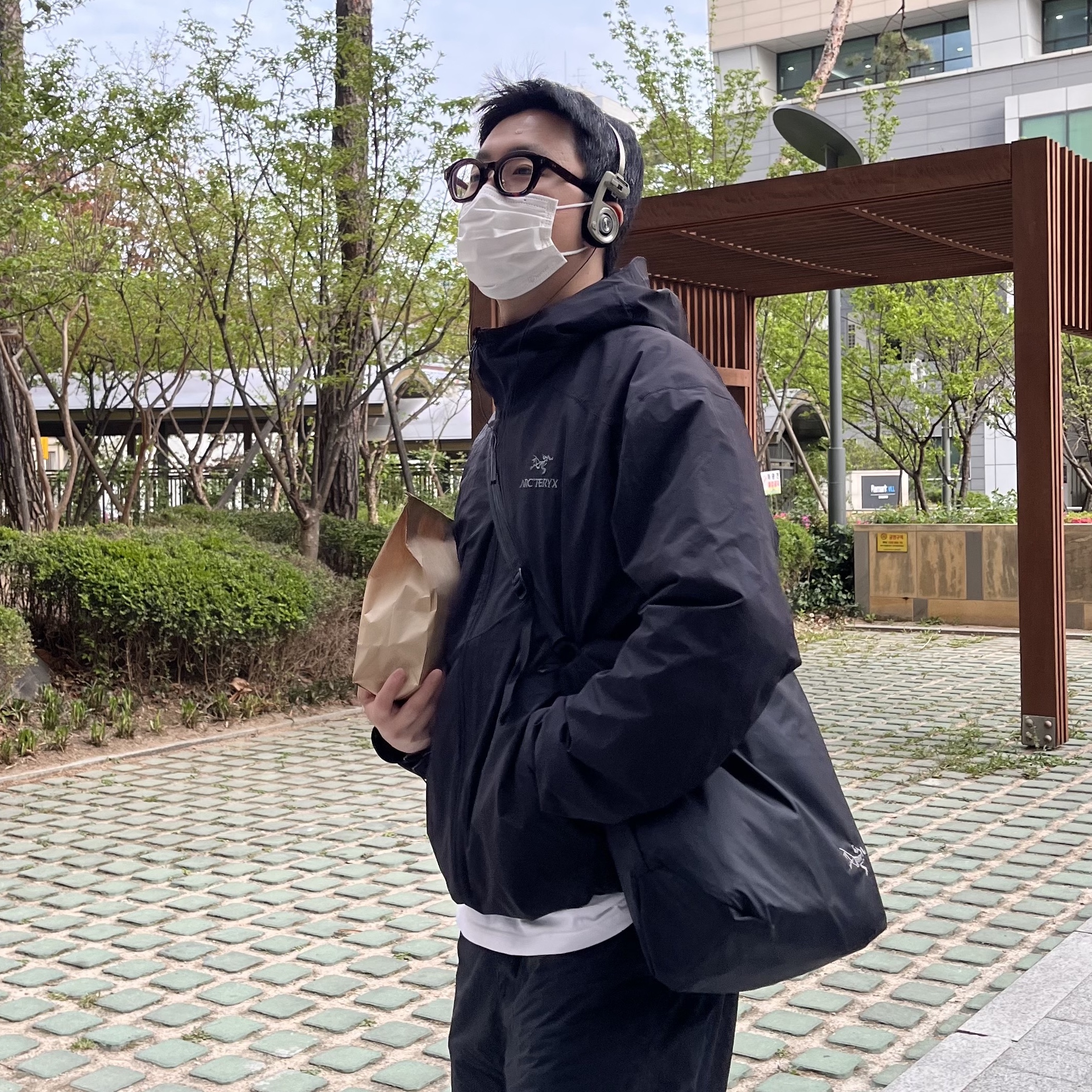 Arc'teryx Gamma SL Hoody Black, Arc'teryx Heliad 12 Tote Black 착용 스타일 - 1