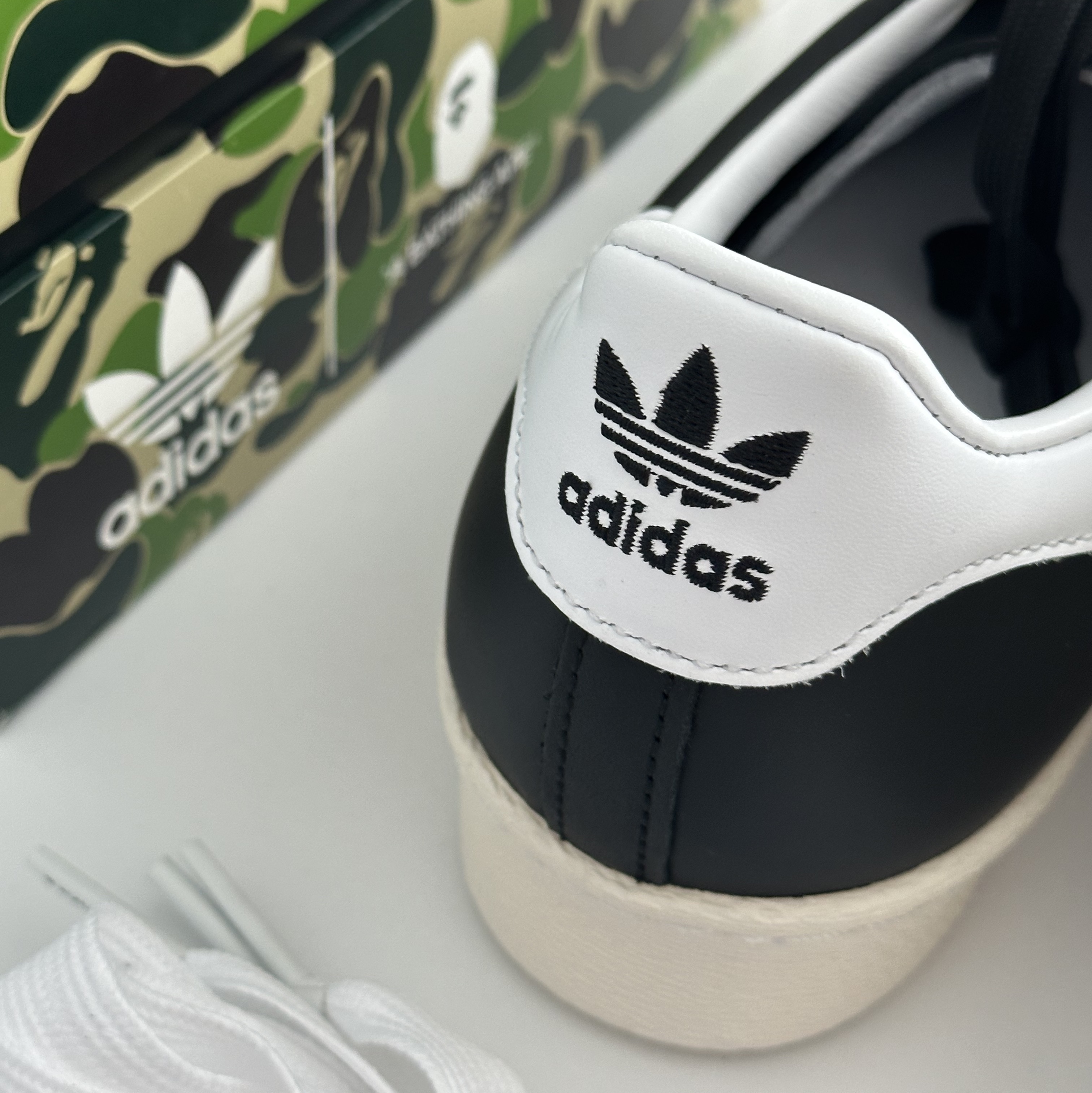 Adidas x BAPE Superstar 80s Core Black Off White 착용 스타일 - 2