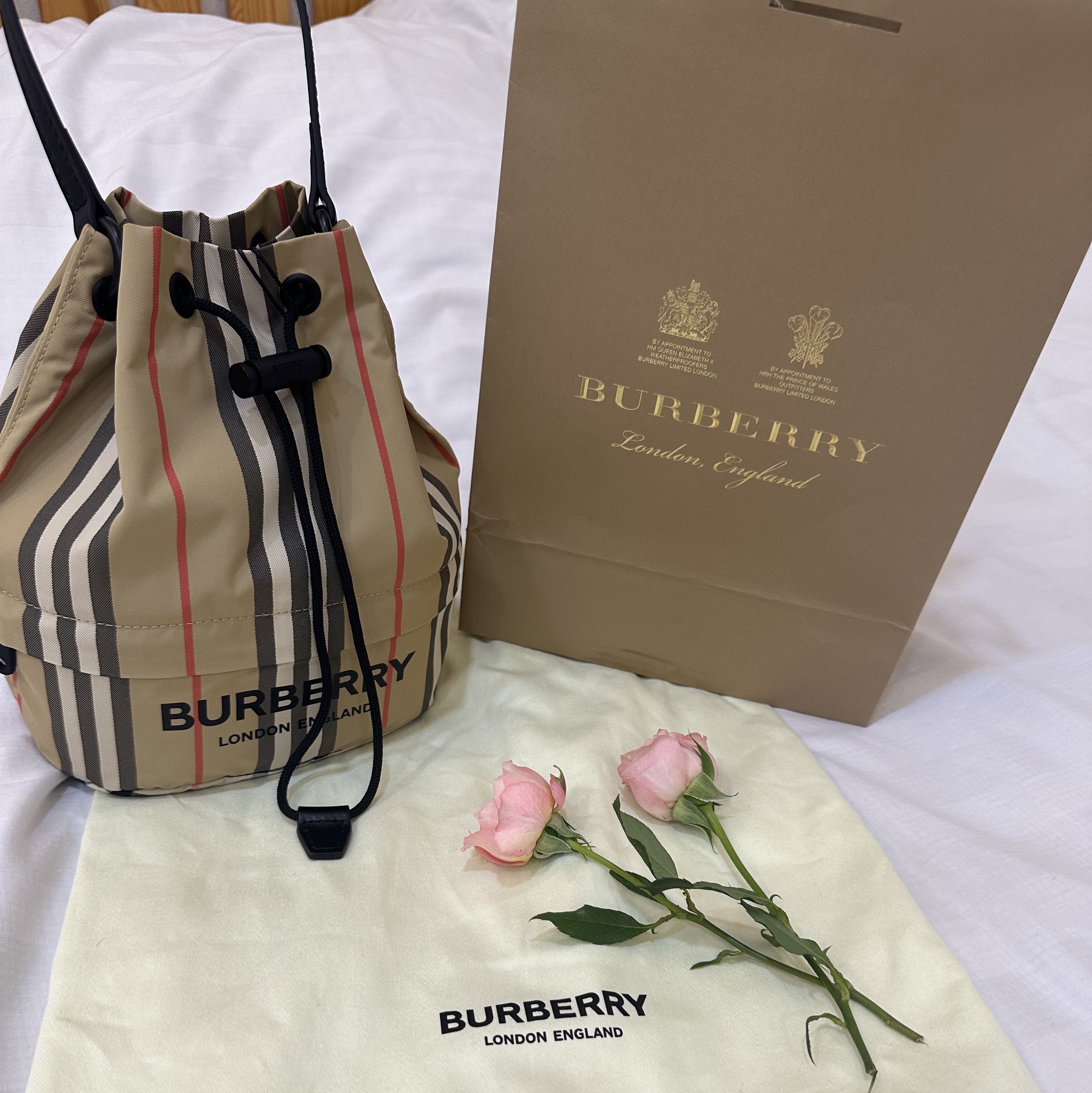 Burberry Icon Stripe Econyl Drawcord Pouch Archive Beige 착용 스타일 - 2
