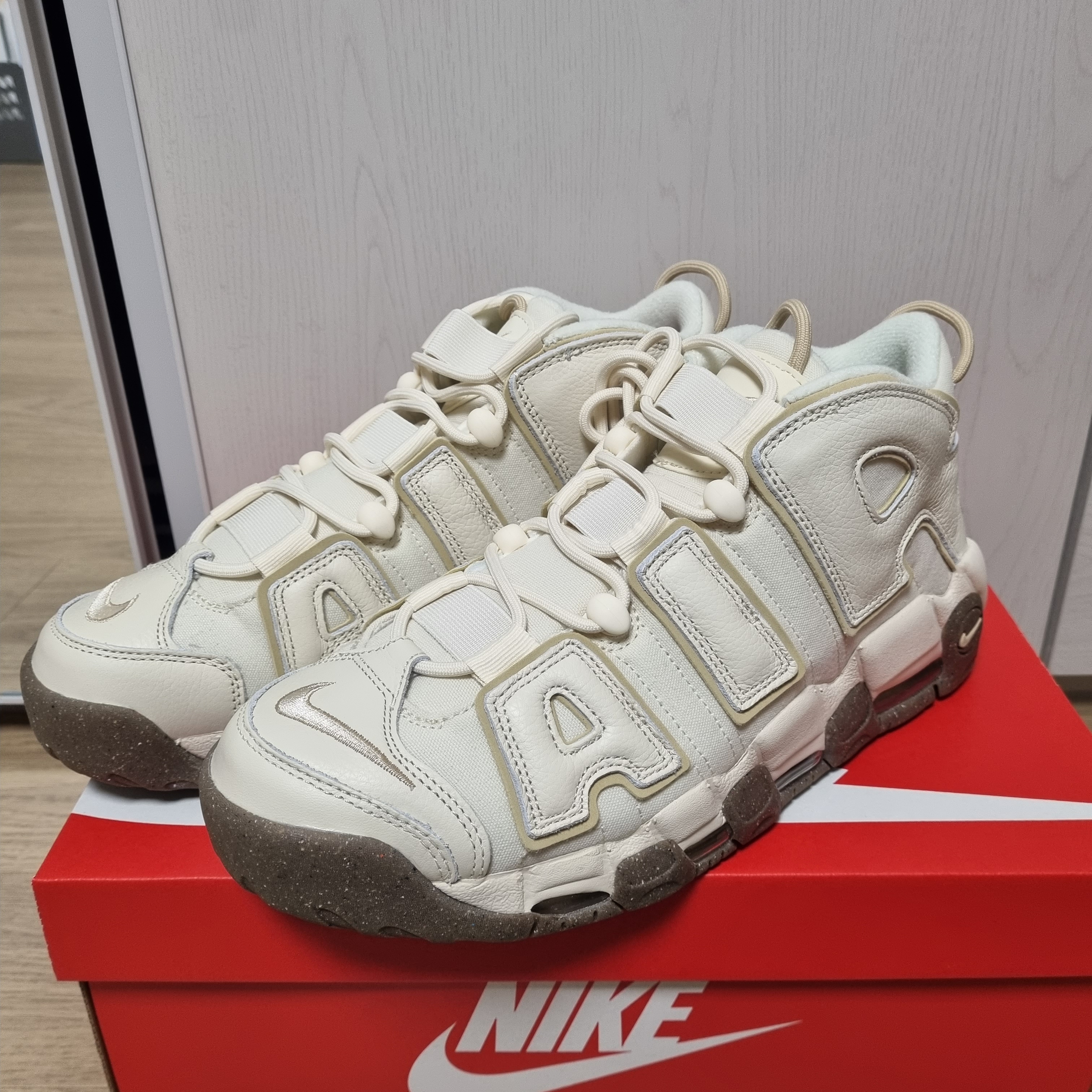 Nike Air More Uptempo Coconut Milk 착용 스타일 - 1