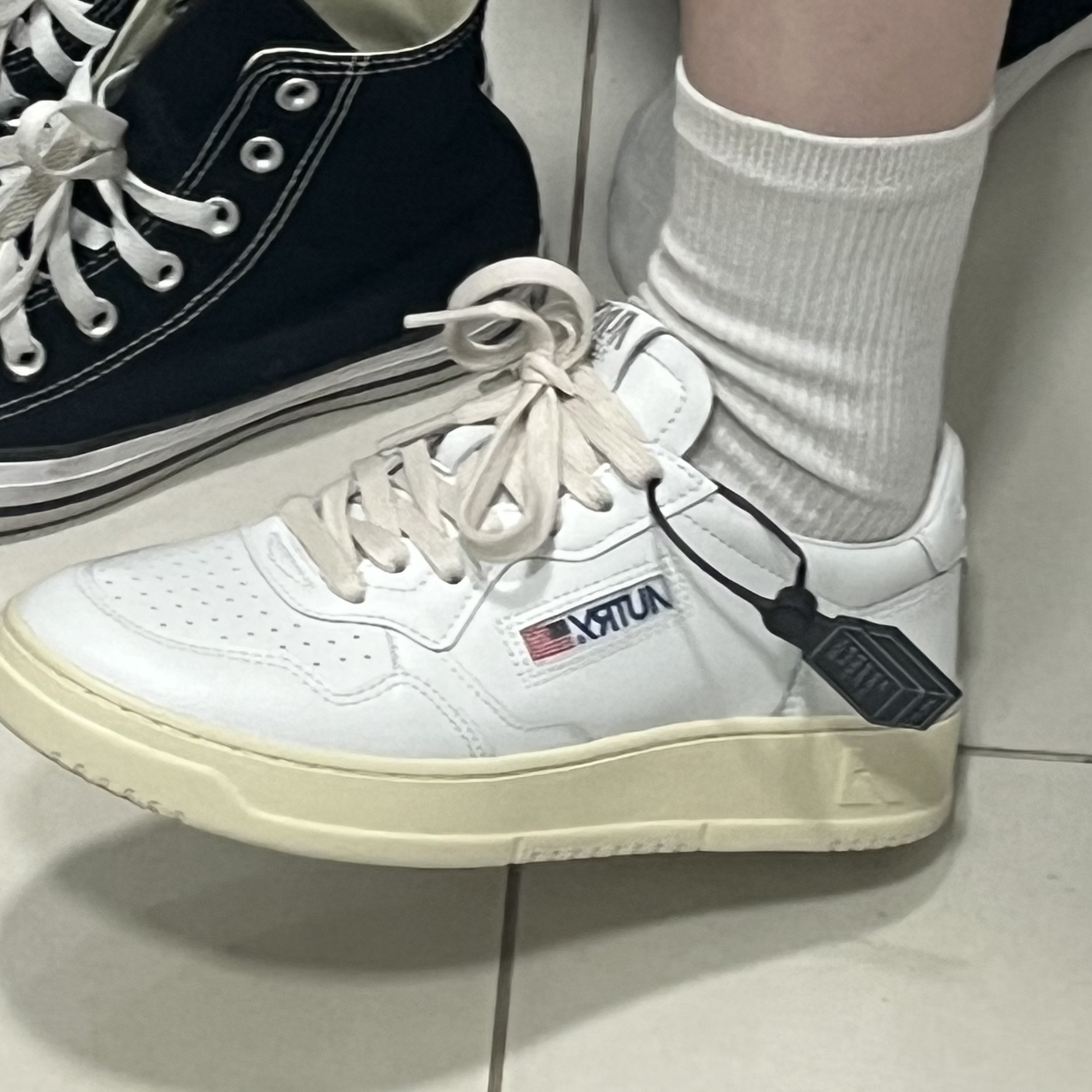 (W) Autry Medalist Low Leather Sneakers White 착용 스타일