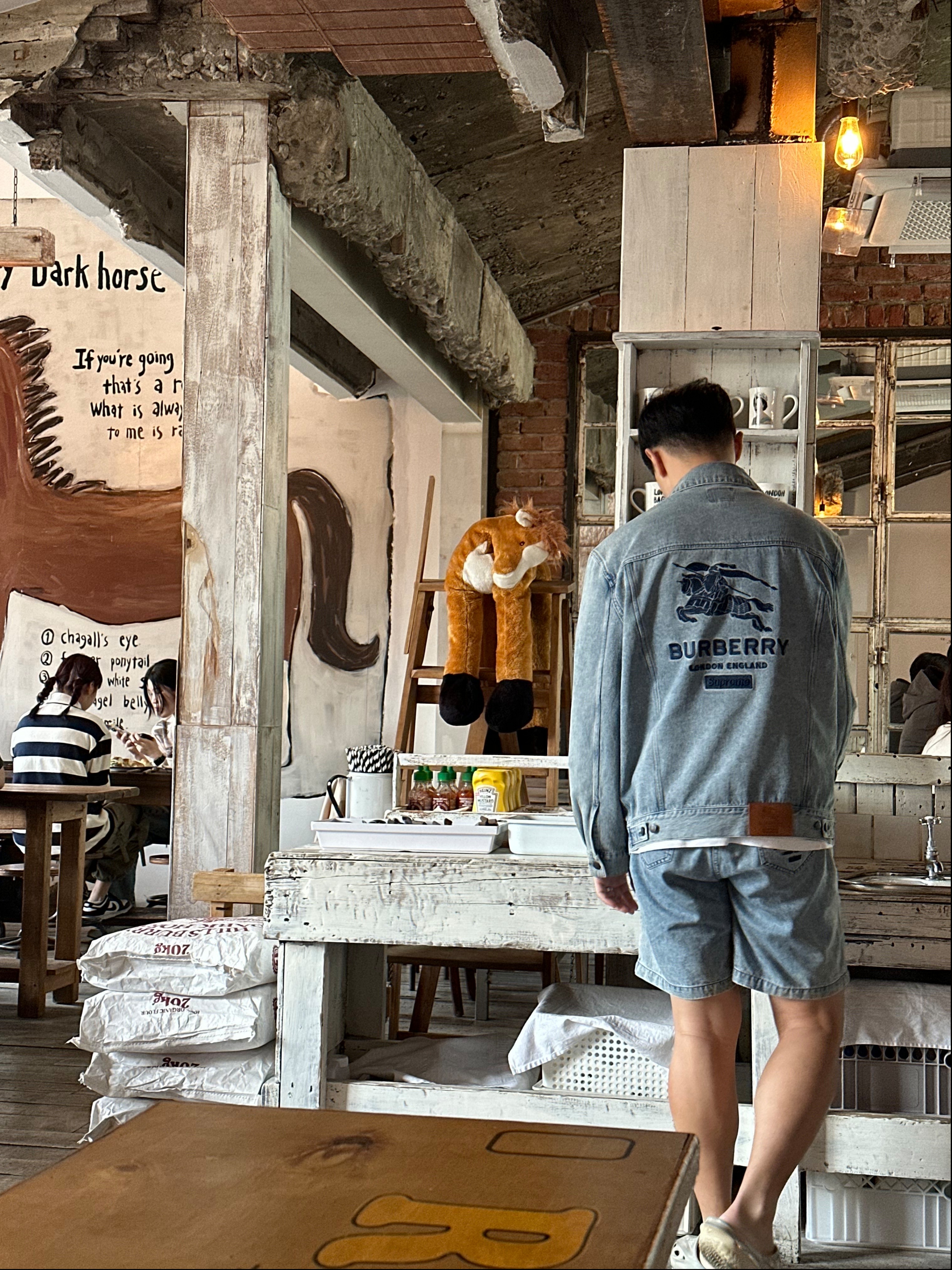 Supreme x Burberry Denim Trucker Jacket Washed Blue - 22SS, Supreme x Burberry Denim Shorts Washed Blue - 22SS 착용 스타일 - 2