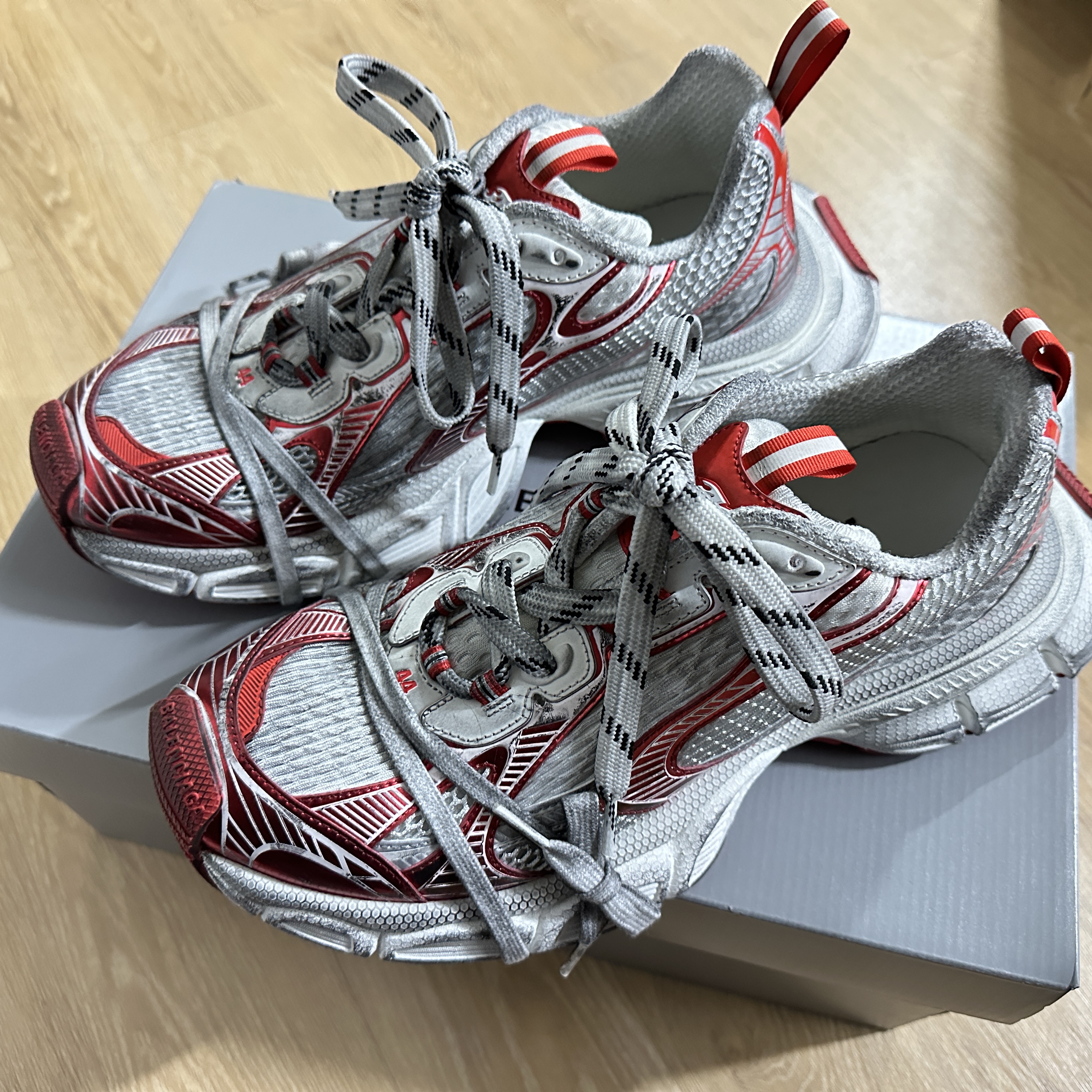 Balenciaga 3XL Sneakers White Red 착용 스타일 - 1