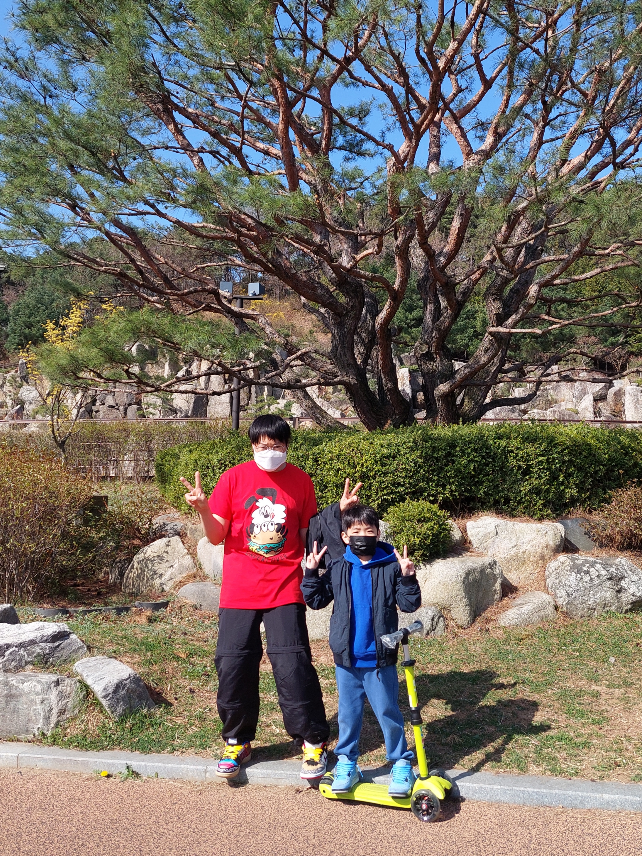Undercover × Verdy UC2B9816 T-Shirt Red, Supreme x The North Face Trekking Zip-Off Belted Pants Black - 22SS 착용 스타일
