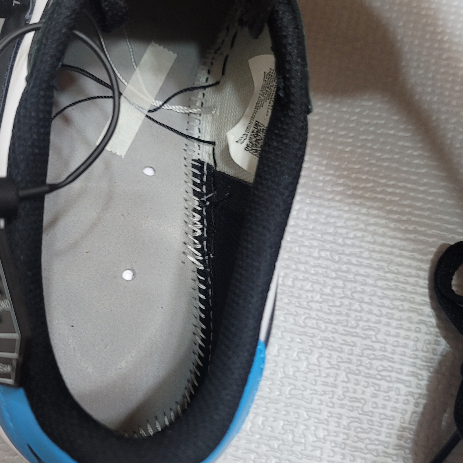 Jordan 1 Retro Low OG Black and Dark Powder Blue 착용 스타일 - 2