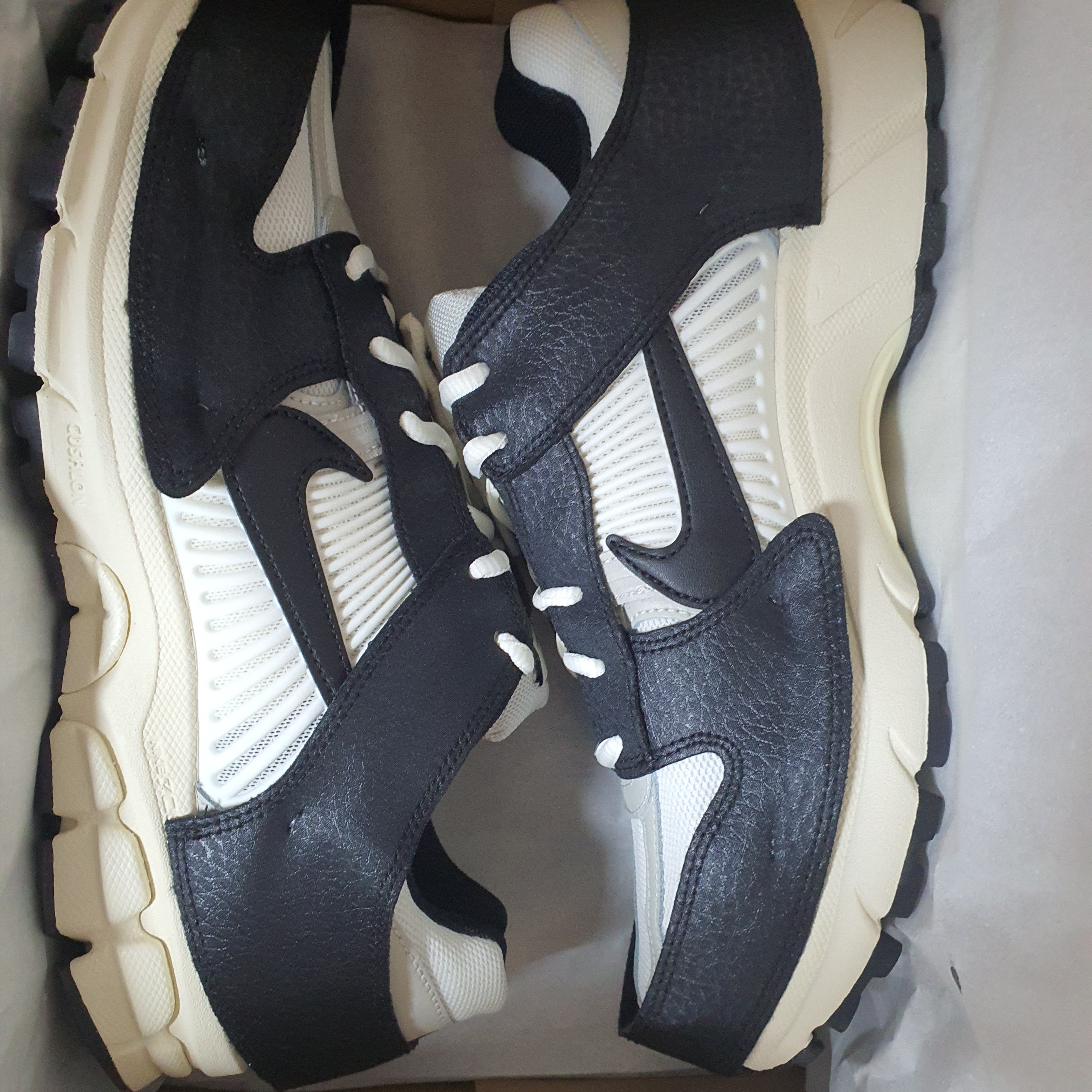 (W) Nike Zoom Vomero 5 Wolf Grey and Black 착용 스타일