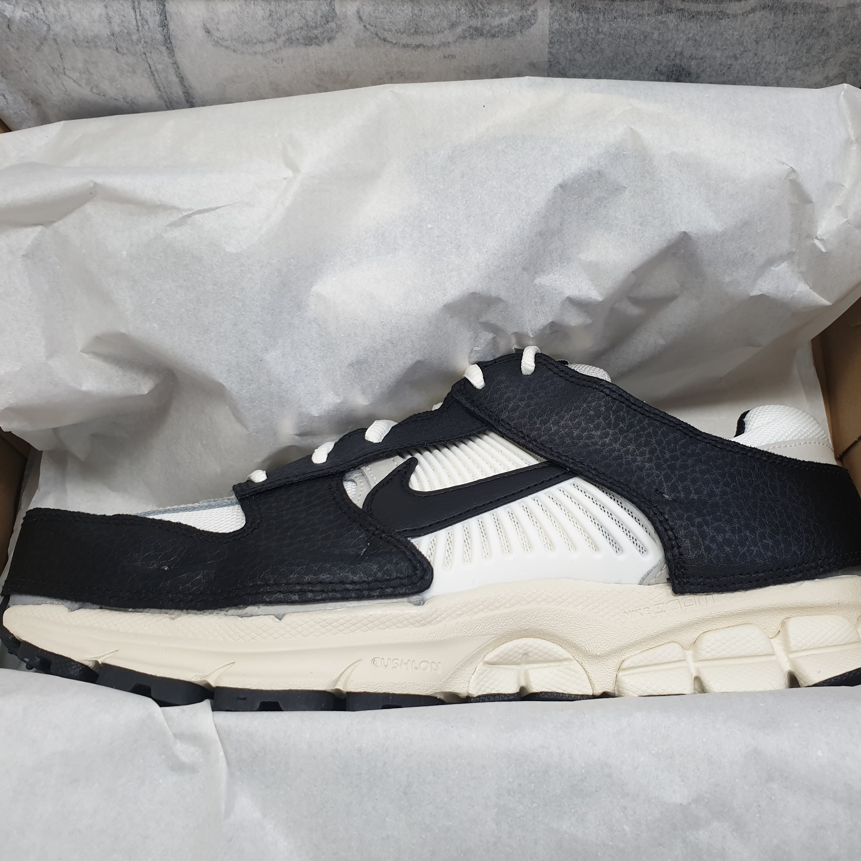 (W) Nike Zoom Vomero 5 Wolf Grey and Black 착용 스타일