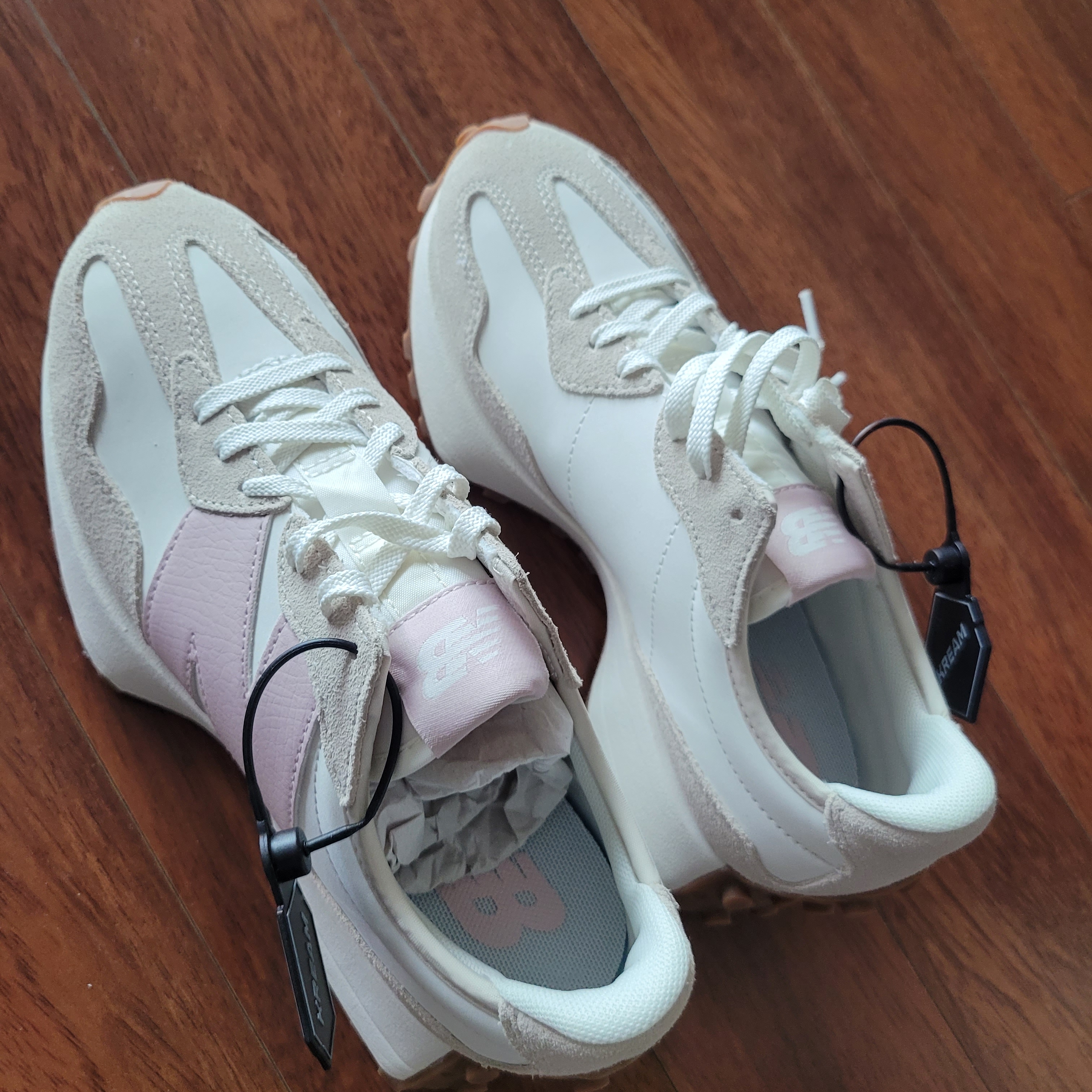 (W) New Balance 327 Sea Salt Pink Haze 착용 스타일