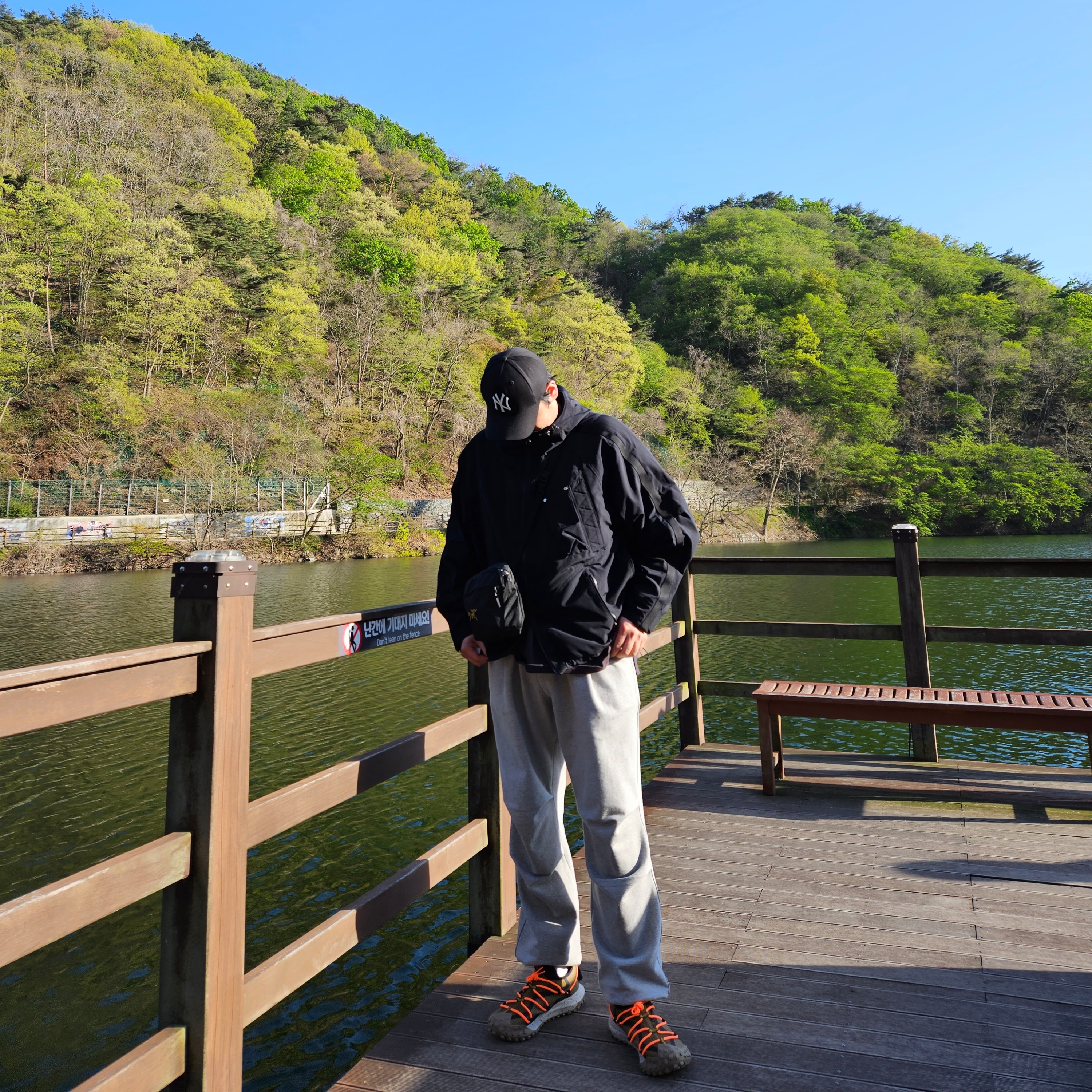 Nike ACG Mountain Fly Low Gore-Tex SE Hazel Rush, Arc'teryx Mantis 2 Waistpack 24K Black 착용 스타일 - 2
