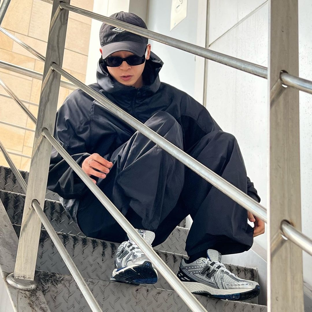 Art Of Field Assembled Jacket Black, New Balance 1906R Silver Metallic 착용 스타일 - 1