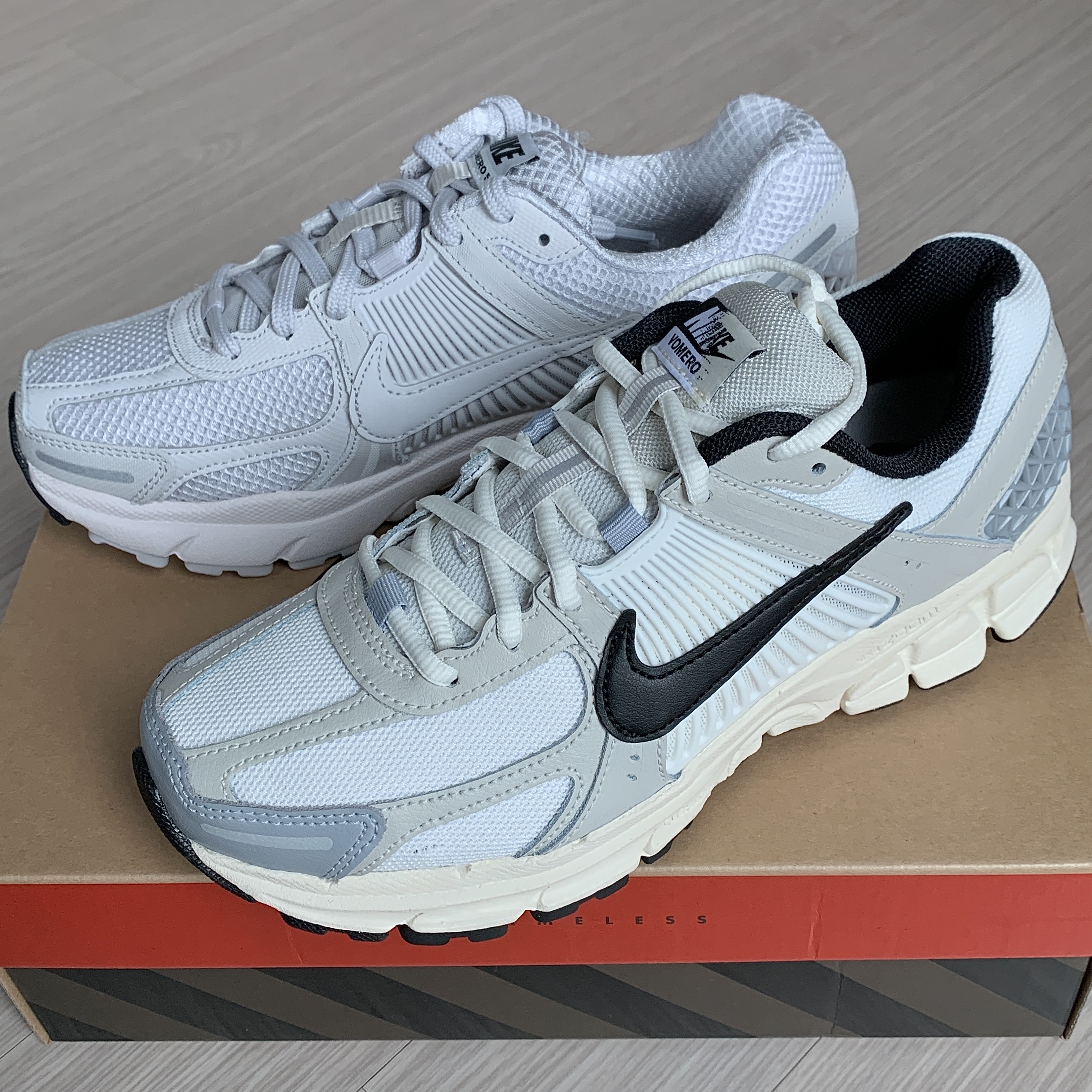 (W) Nike Zoom Vomero 5 Wolf Grey and Black, Nike Zoom Vomero 5 SP Vast Grey 2023 착용 스타일 - 2