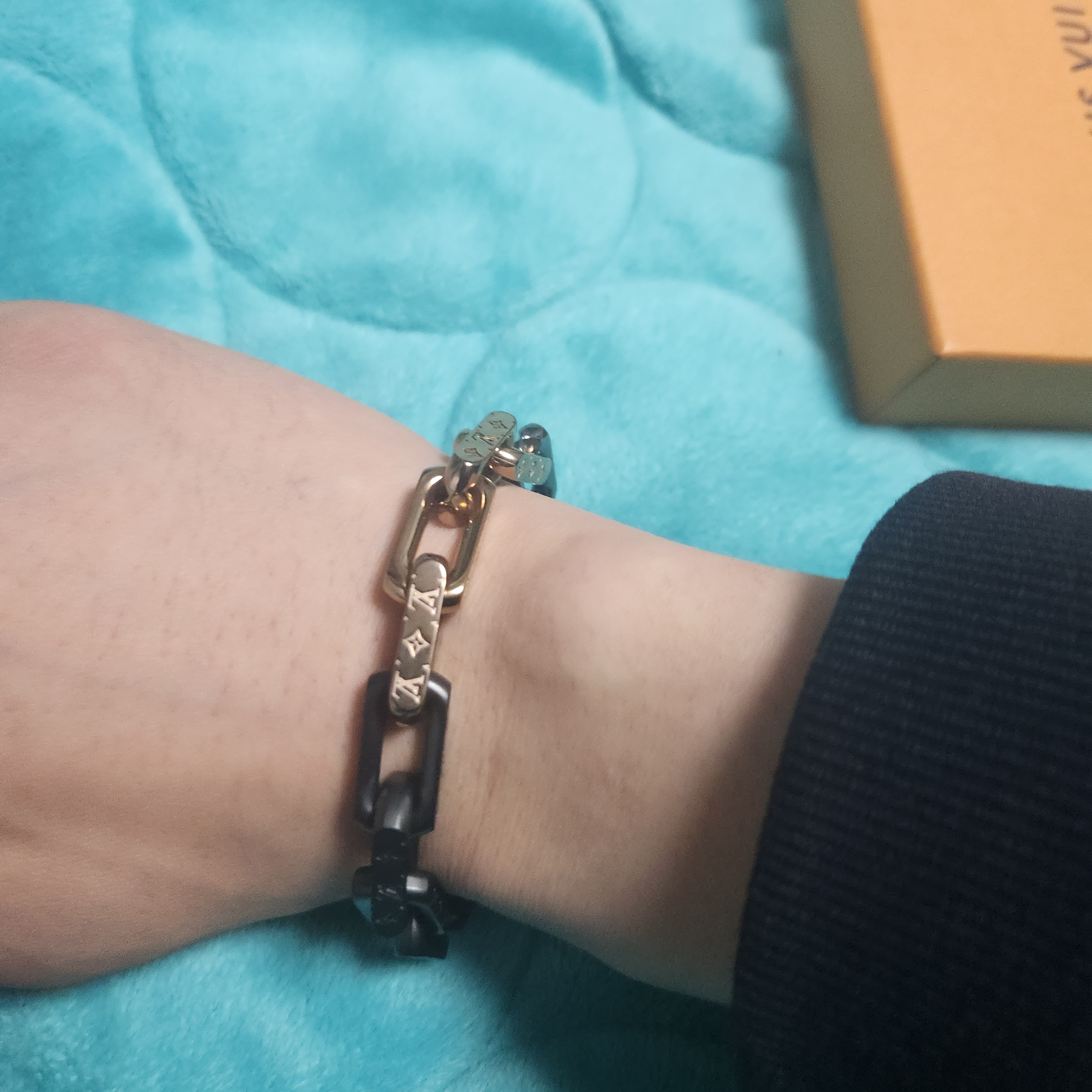 Louis Vuitton Monogram Chain Bracelet Silver Black Pink Gold 착용 스타일 - 5