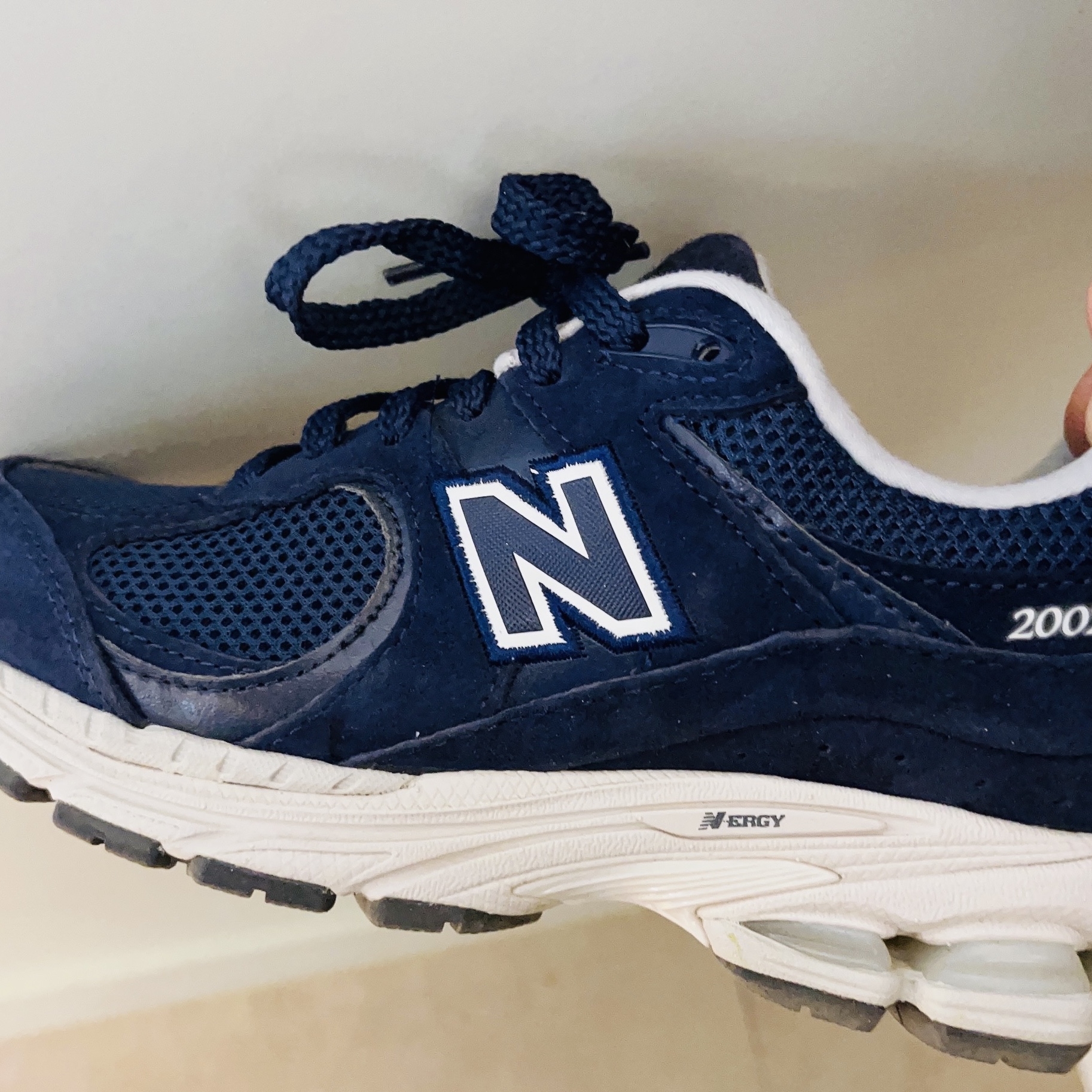 New Balance 2002R Navy 착용 스타일