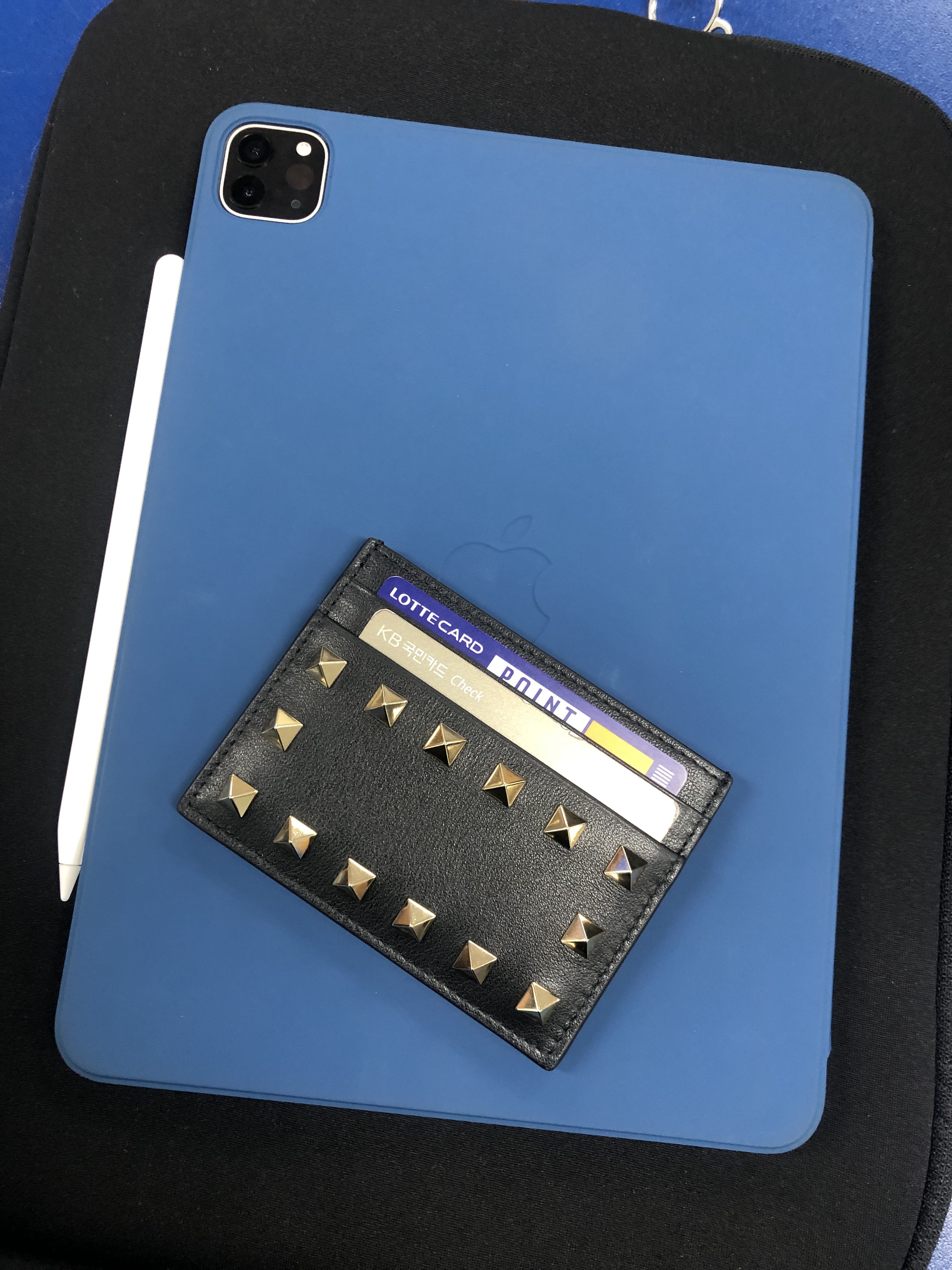Valentino Rockstud Card Holder Black, Apple iPad Pro 4th Gen 11-inch Wifi 128GB Silver (Korean Ver.) 착용 스타일 - 1