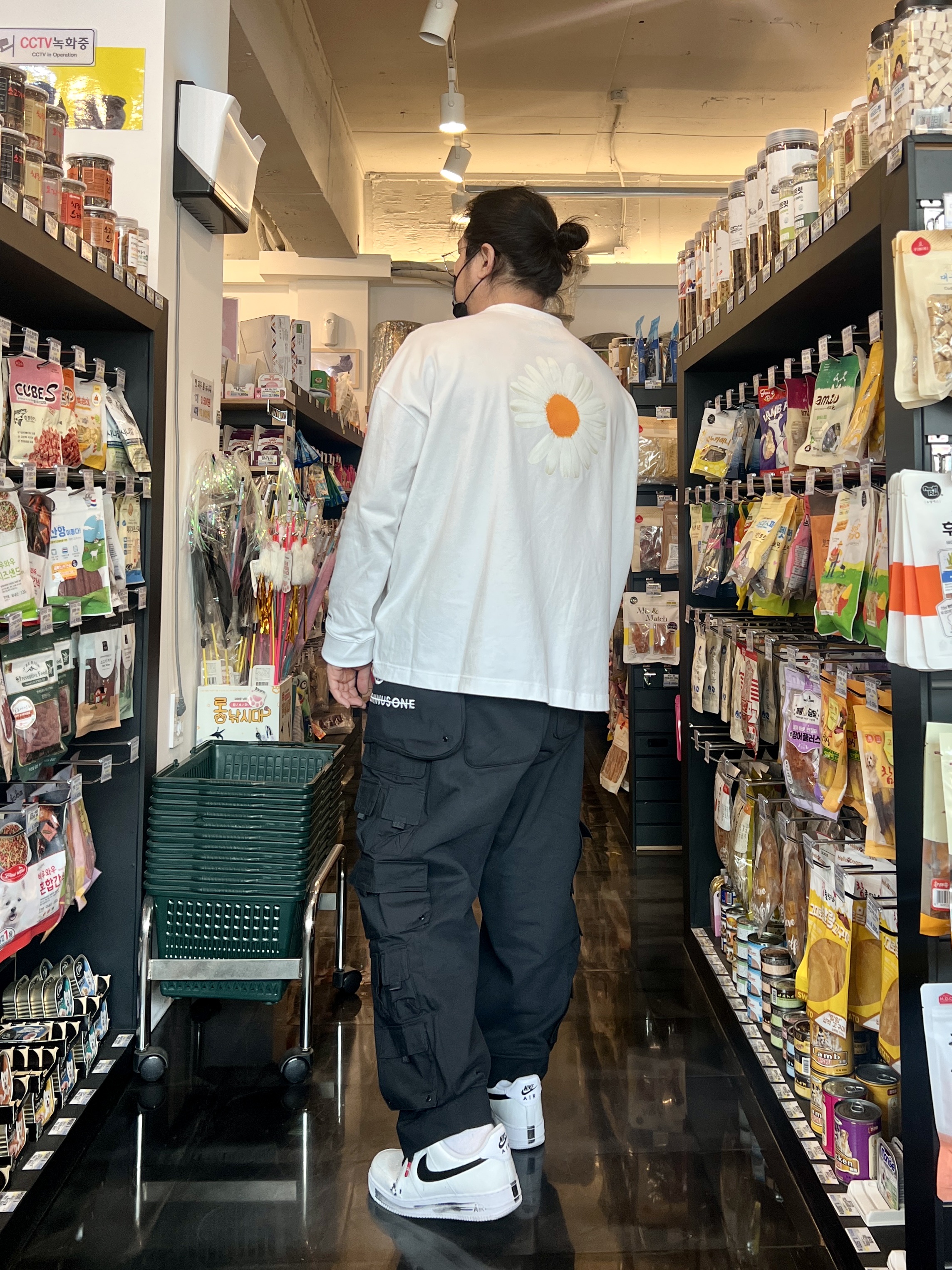 Nike x Peaceminusone LS T-Shirt White (DR0098-100), Nike x Peaceminusone Wide Pants Black (DR0096-010) 착용 스타일