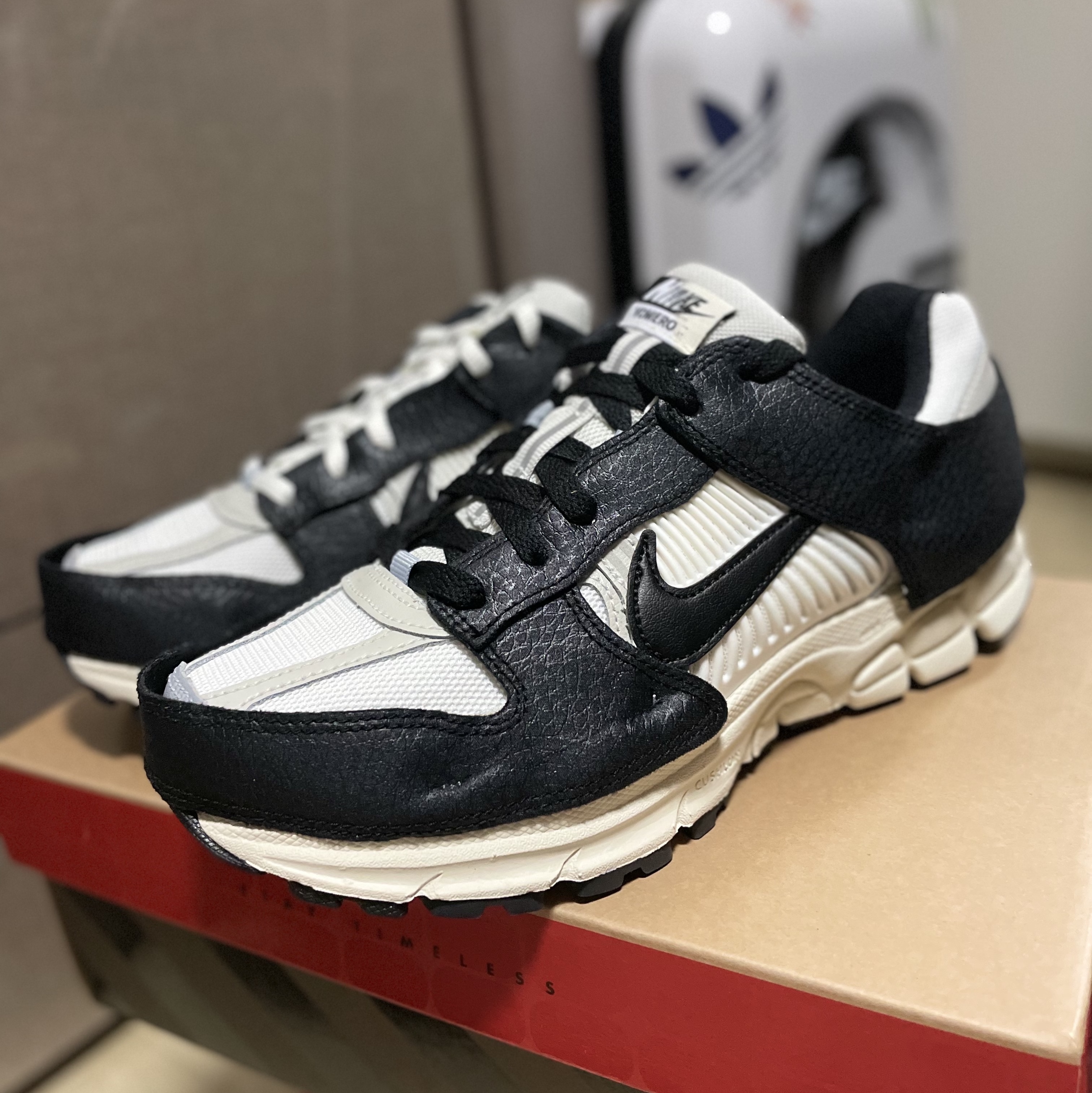 (W) Nike Zoom Vomero 5 Wolf Grey and Black 착용 스타일