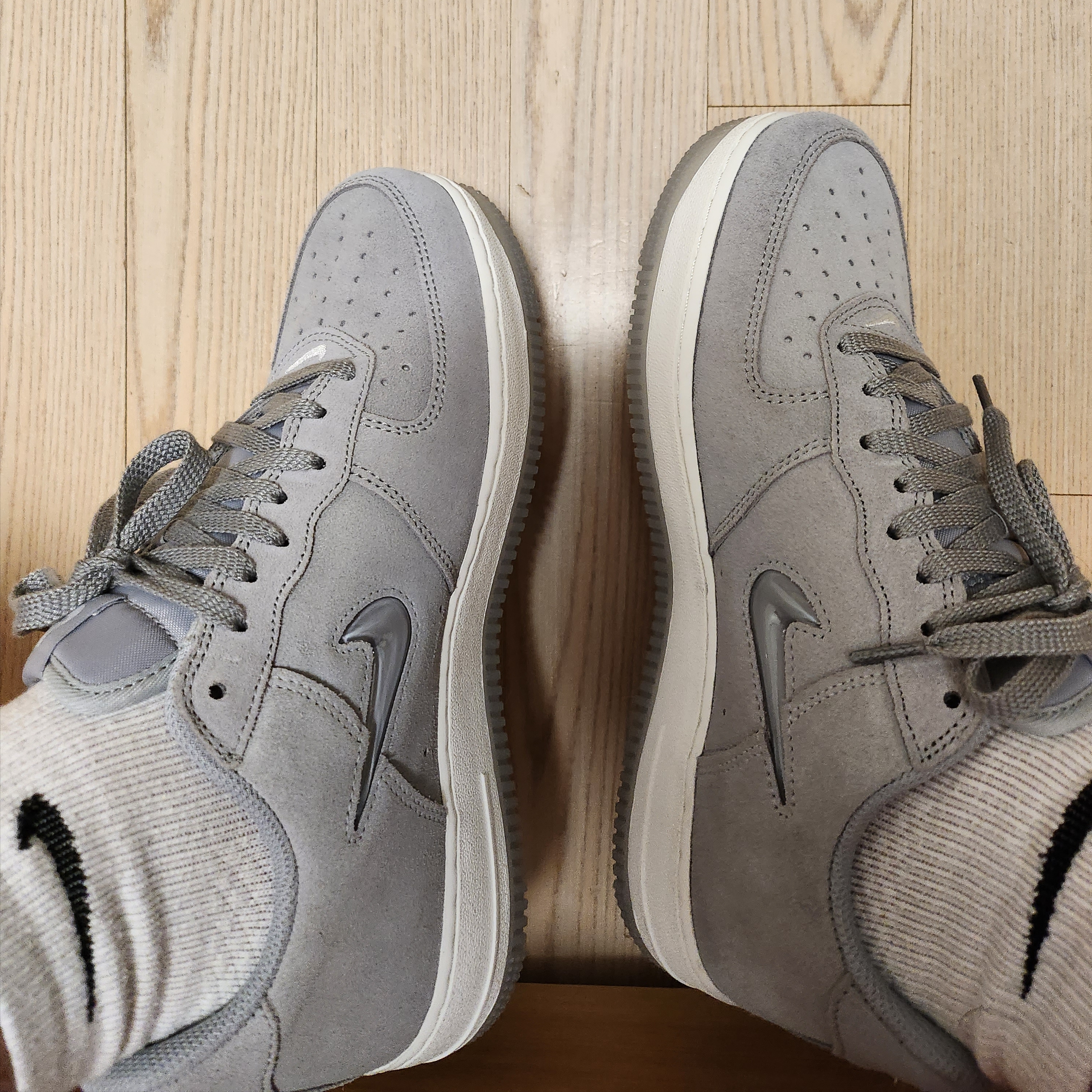 Nike Air Force 1 Low Retro Color of the Month Light Smoke Grey 착용 스타일