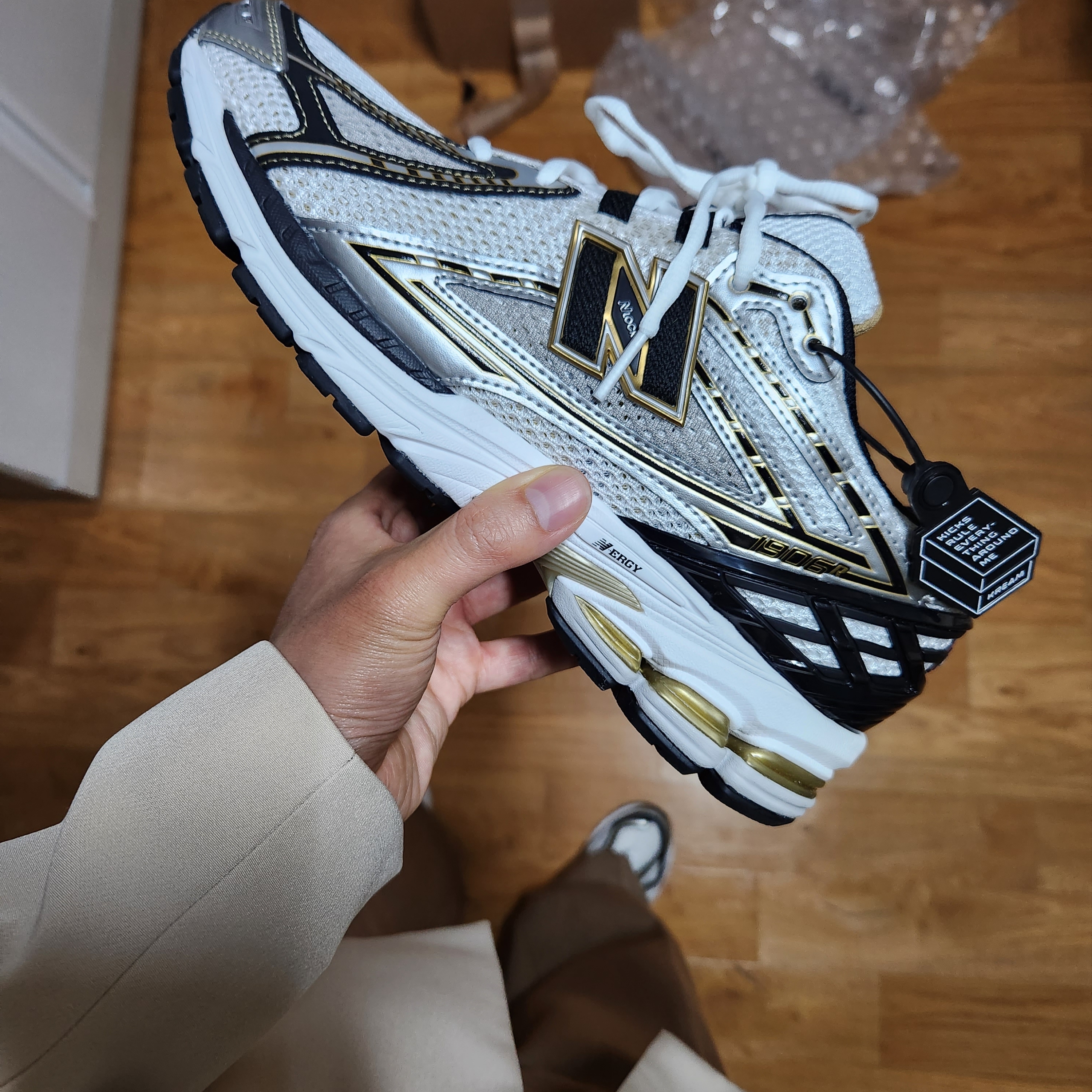 New Balance 1906R White Gold 착용 스타일 - 3