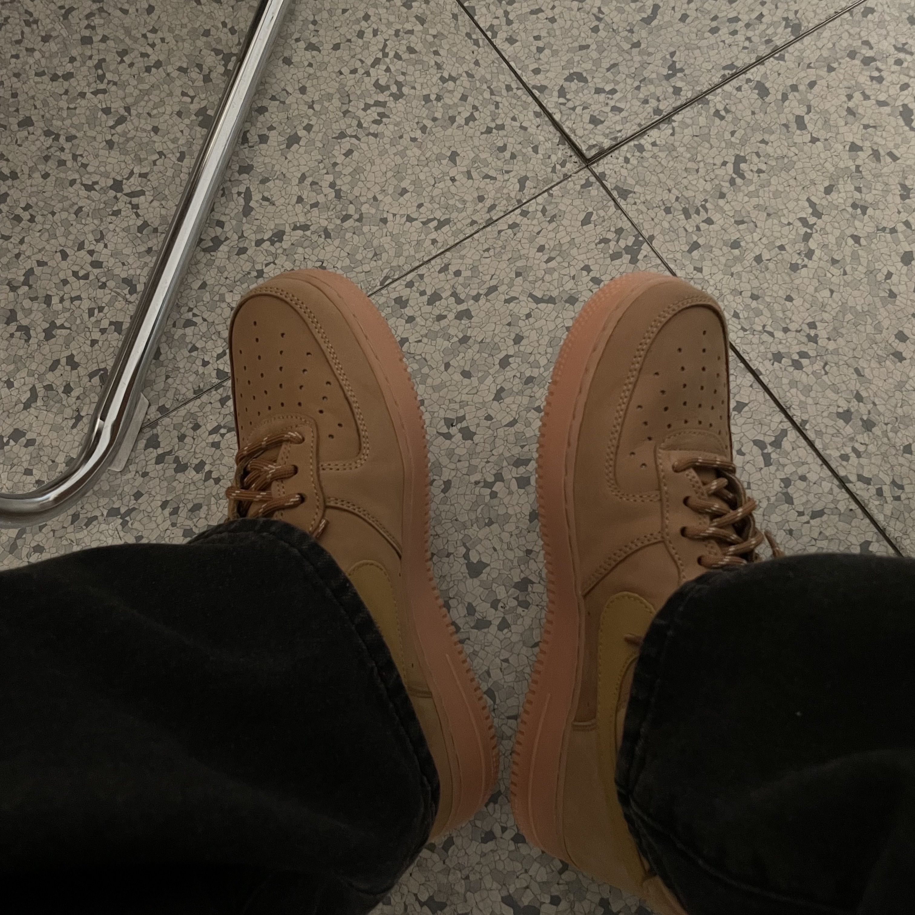 Nike Air Force 1 '07 WB Flax 착용 스타일