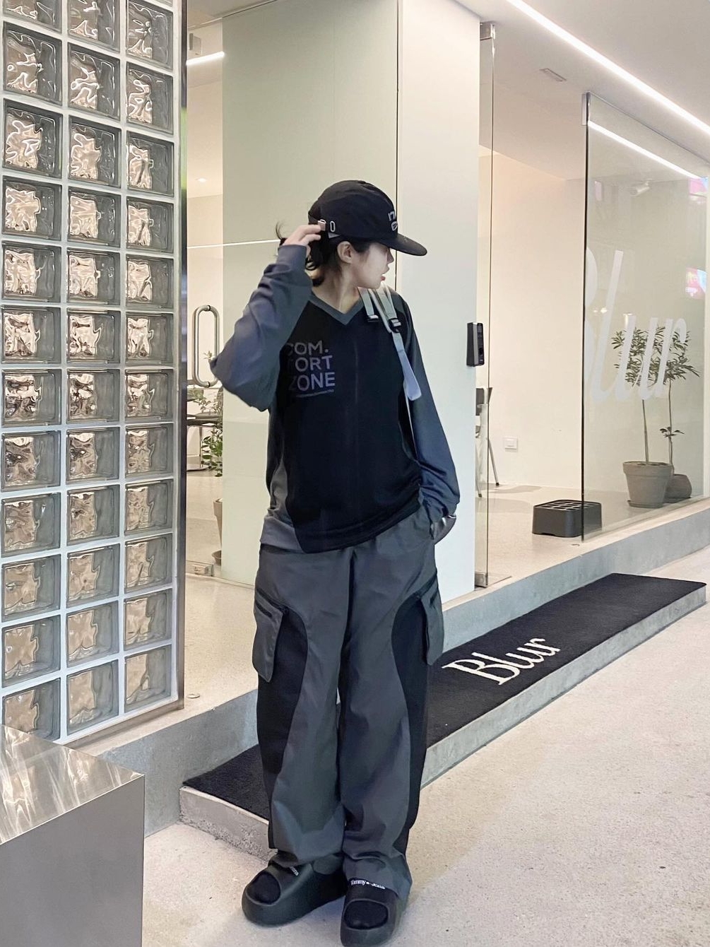 Art Of Field Coaptation Pocket Cargo Pants Dark Gray 착용 스타일 - 1