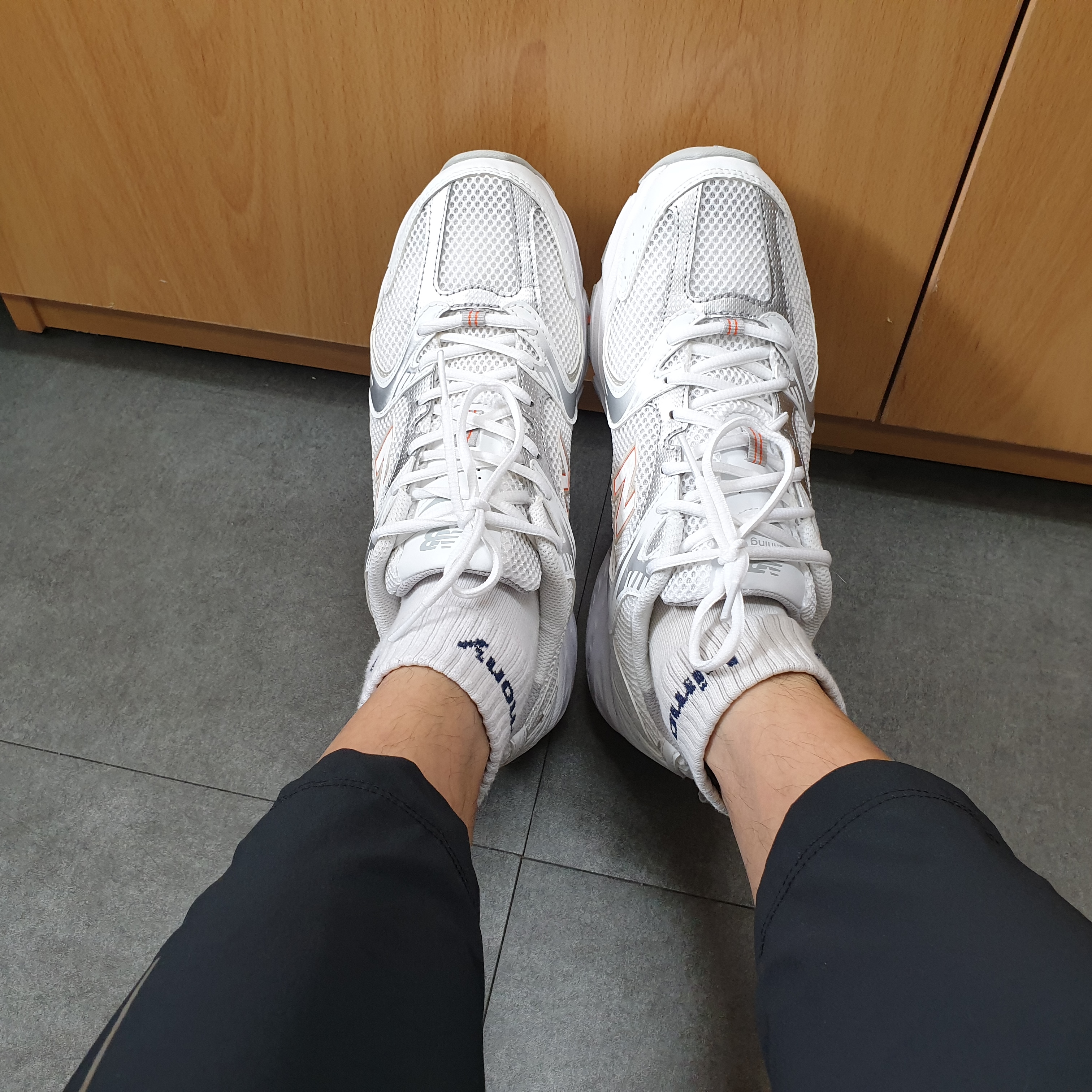 New Balance 530 White Orange 착용 스타일